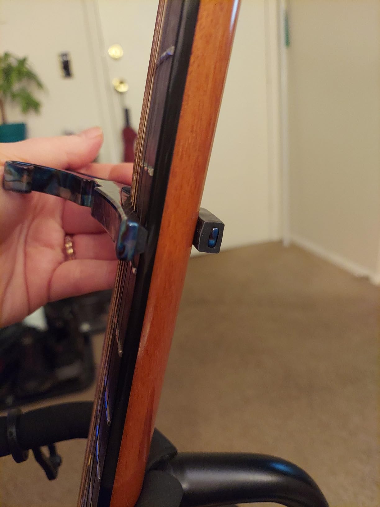 Kyser Quick-Change Guitar Capo for 6-string acoustic guitars, Black, KG6BA Customer Review Kyser Quick-Change Guitar Capo for 6-string acoustic guitars, Black, KG6BA - Customer Photo 4