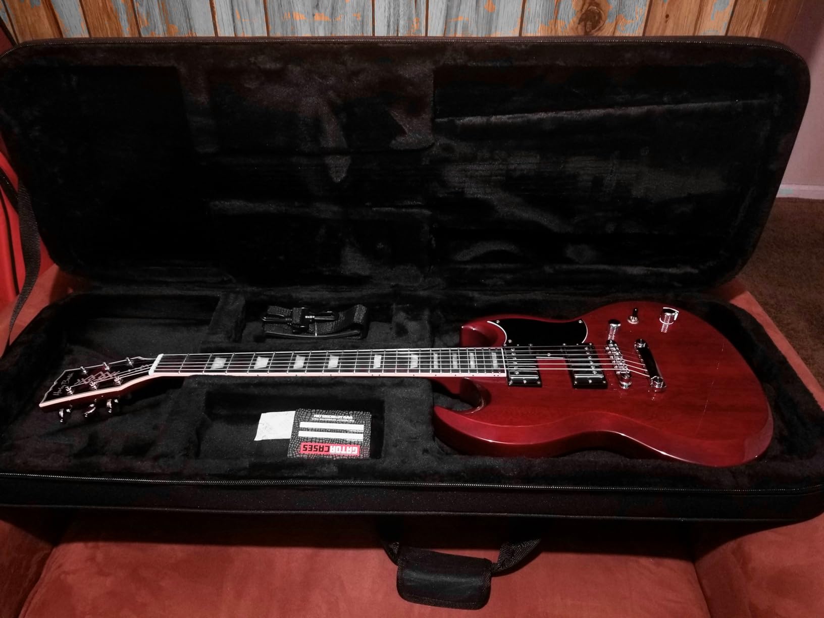 Gator Cases Lightweight Polyfoam Guitar Case fits Stratocaster and Telecaster Style Electric Guitars, (GL-ELECTRIC) Customer Review Gator Cases Lightweight Polyfoam Guitar Case fits Stratocaster and Telecaster Style Electric Guitars, (GL-ELECTRIC) - Customer Photo 1