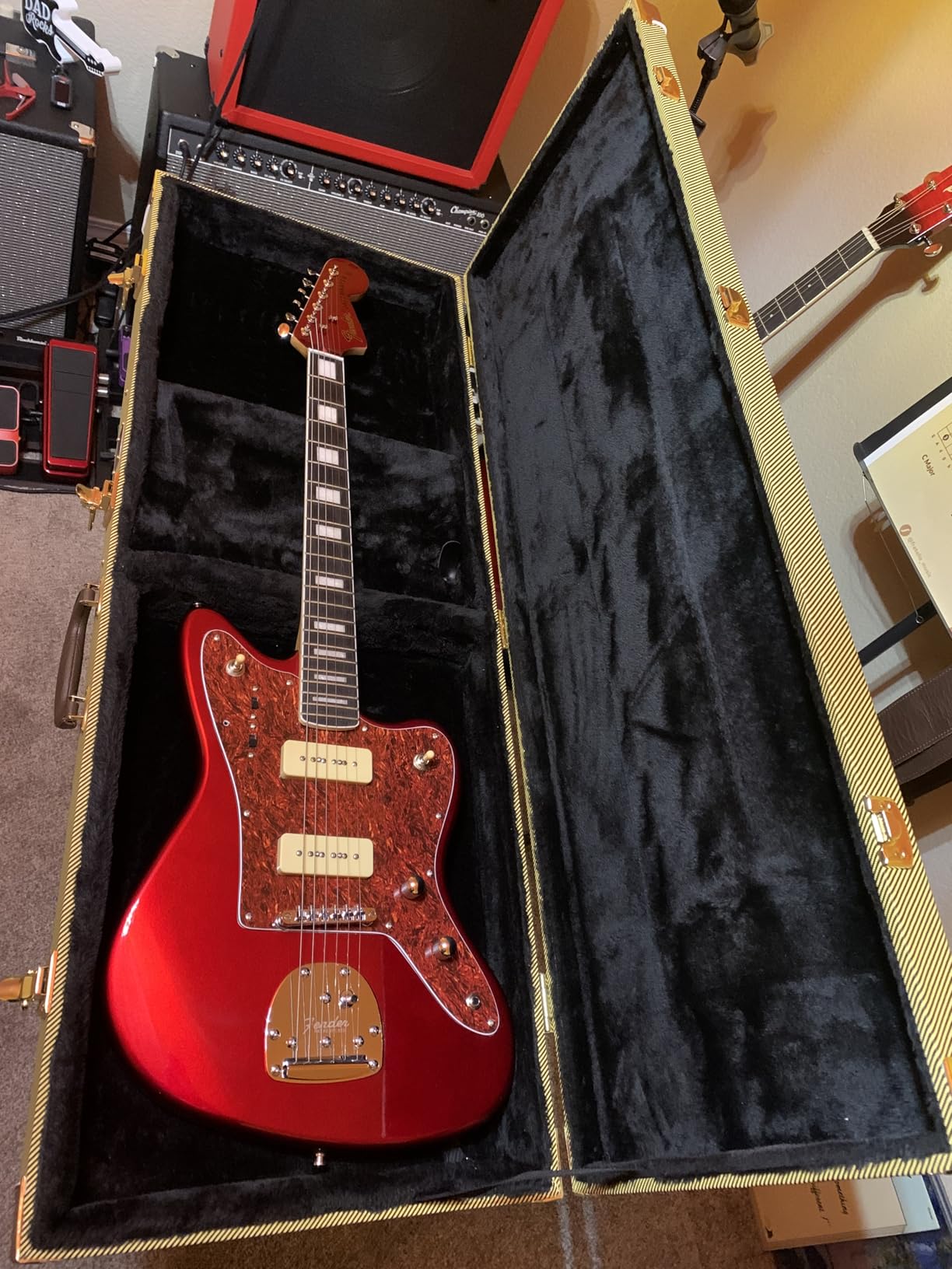 Gearlux Electric Guitar Hard Case for Fender Stratocaster/Telecaster and Standard-Size Guitars with Exterior Lock and Key, Interior Accessory Compartment, and Plush Interior Padding - Black Customer Review Gearlux Electric Guitar Hard Case for Fender Stratocaster/Telecaster and Standard-Size Guitars with Exterior Lock and Key, Interior Accessory Compartment, and Plush Interior Padding - Black - Customer Photo 1