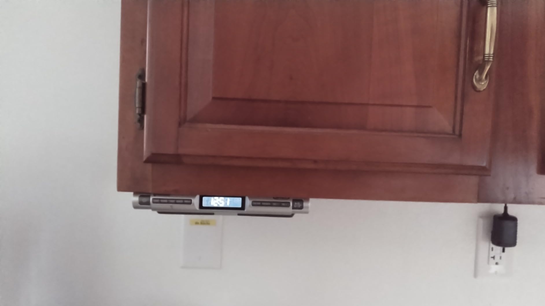 JENSEN SMPS-628 Under-Cabinet Universal Bluetooth Music System - Customer Photo 1