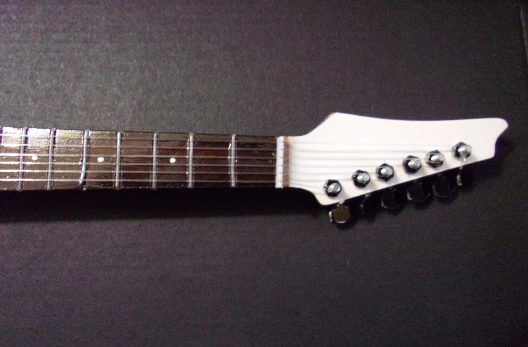 AXE HEAVEN PG-505 Paul Gilbert Signature F Hole White Mini Guitar Customer Review AXE HEAVEN PG-505 Paul Gilbert Signature F Hole White Mini Guitar - Customer Photo 1