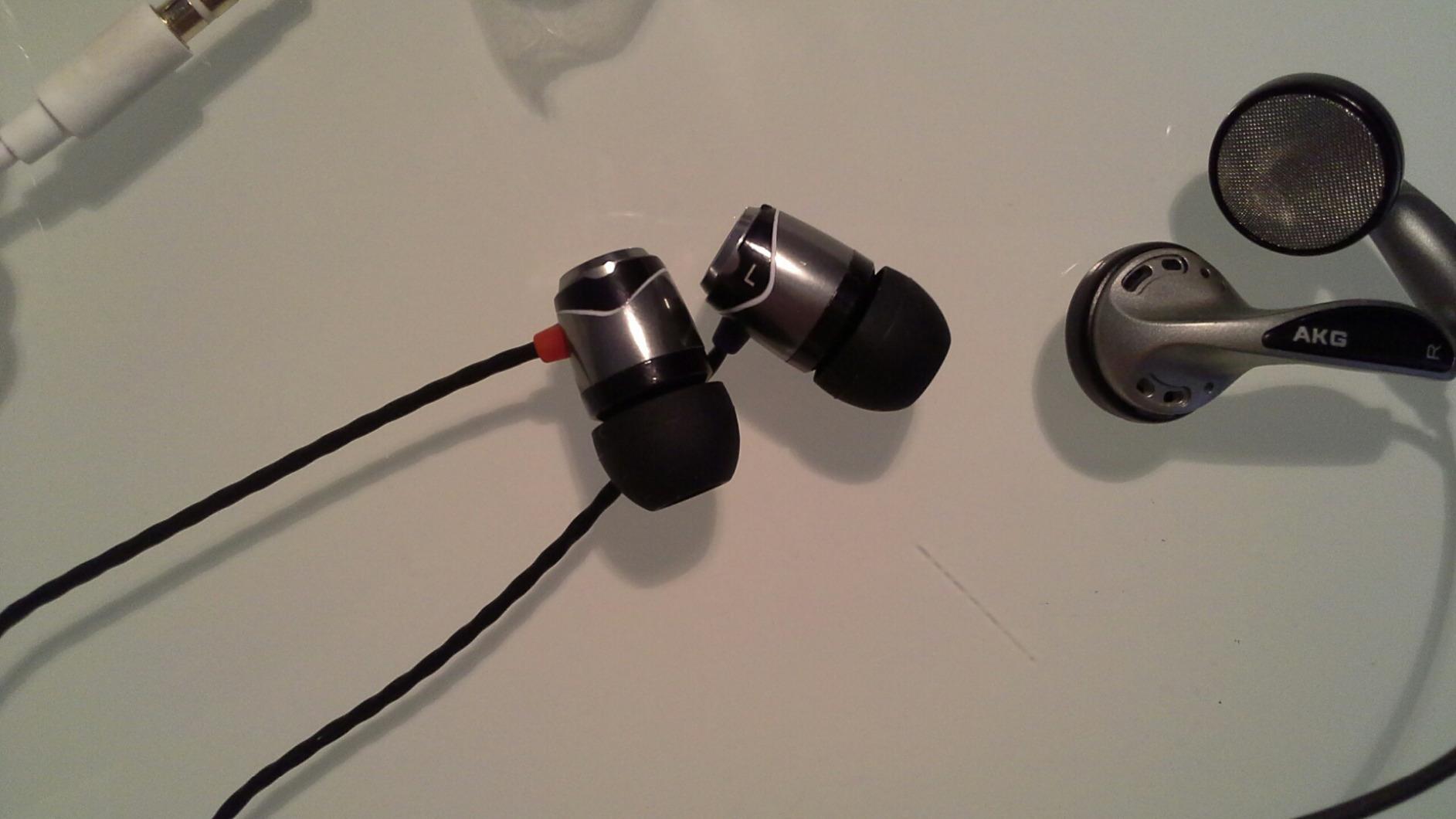 SoundMAGIC E10C Wired Earbuds with Microphone HiFi Stereo Earphones Noise Isolating in Ear Headphones Powerful Bass Tangle Free Cord Gunmetal Customer Review SoundMAGIC E10C Wired Earbuds with Microphone HiFi Stereo Earphones Noise Isolating in Ear Headphones Powerful Bass Tangle Free Cord Gunmetal - Customer Photo 2