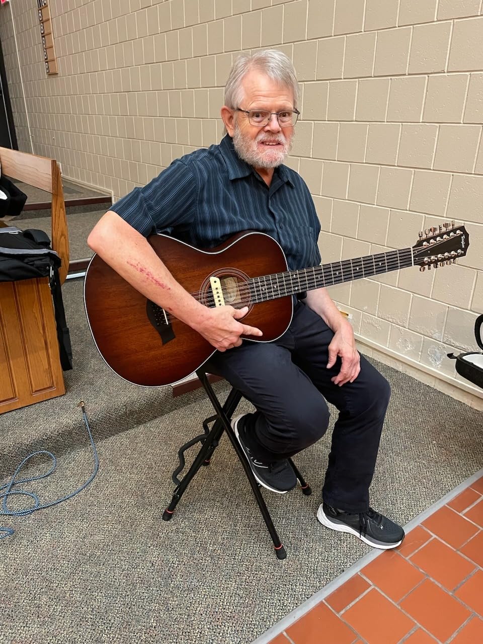 Gator Frameworks Guitar Seat with Padded Cushion, Ergonomic Backrest and Fold Out Guitar Stand, Holds both Acoustic and Electric Guitars (GFW-GTR-SEAT) - Customer Photo 2