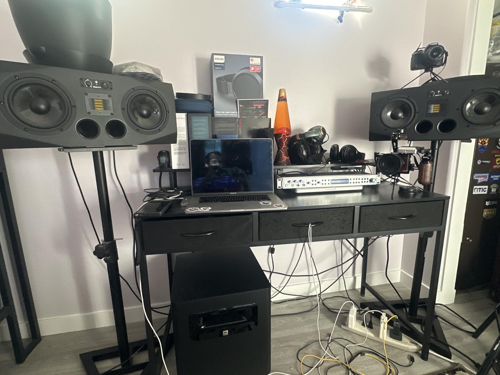 JBL Professional 305PMkII 5-Inch 2-Way Powered, Active Monitor Speaker for Near Field Music Production, Studio Monitor, Desktop Computer, Hi-Fi Audio. Sold Individually, Black customer photo 1