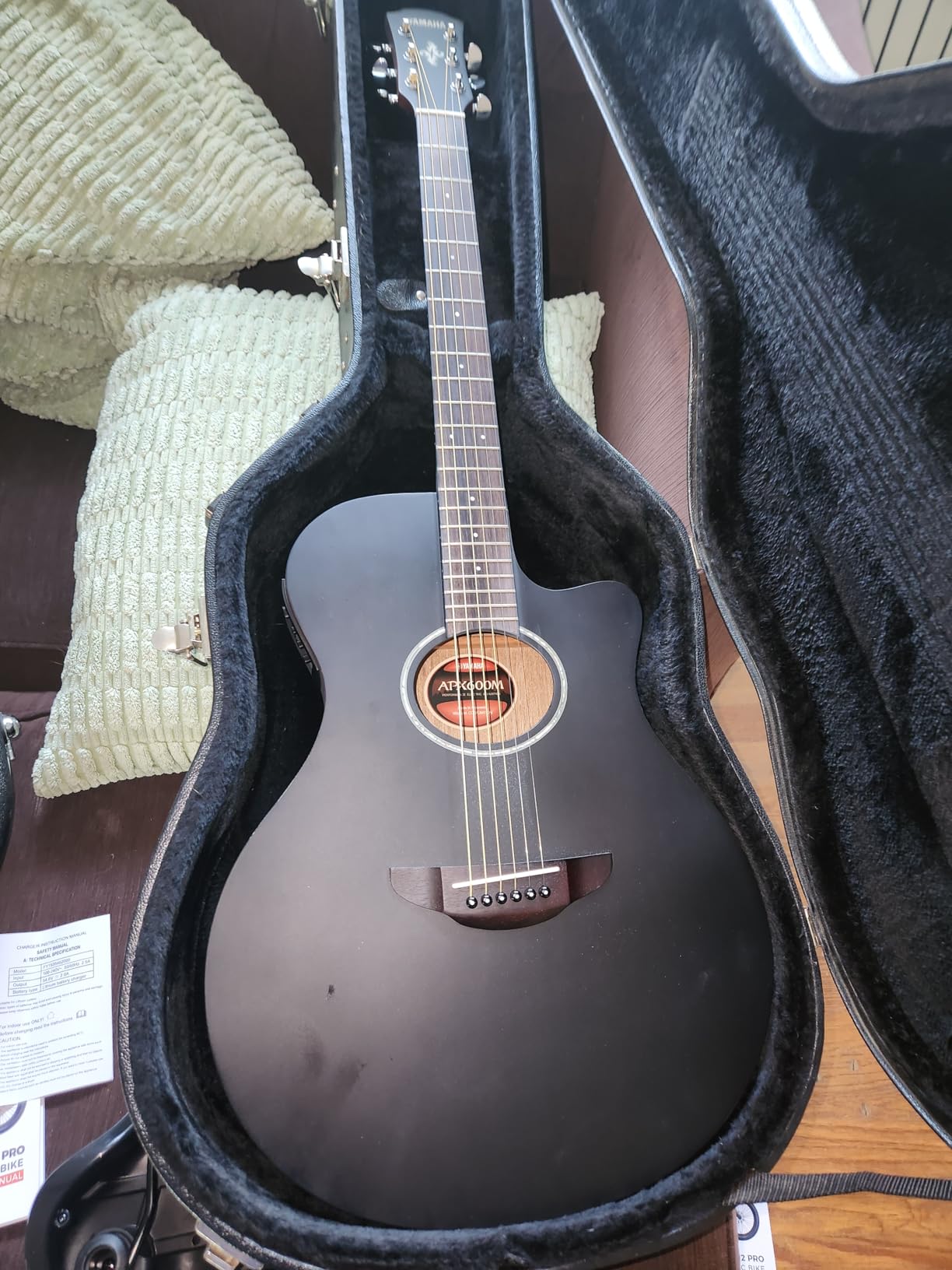 Yamaha APX600 BL Thin Body Acoustic-Electric Guitar, Black customer photo 1