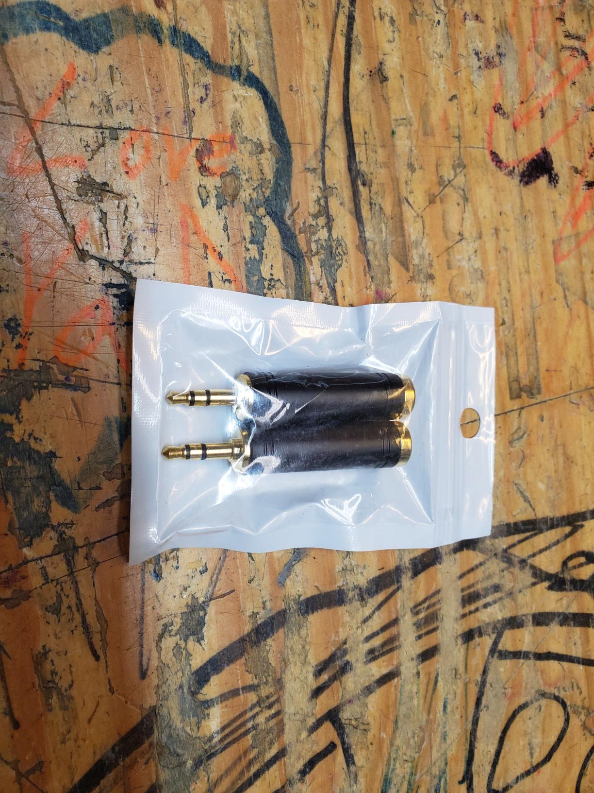 ANDTOBO 1/4'' to 3.5 mm Stereo Pure Copper Headphone Adapter, 3.5 mm(1/8'') Plug Male to 6.35 mm (1/4'') Jack Female Stereo Adapter for Headphone, Amp Adapter, Black 2-Pack - Customer Photo 2