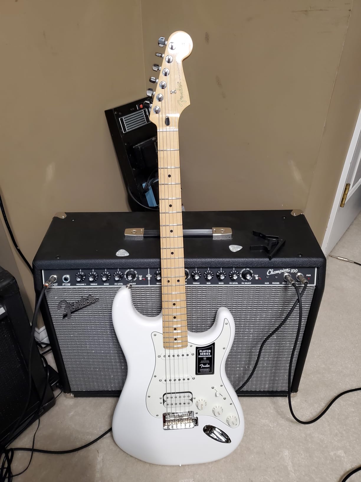 Player Stratocaster HSS Electric Guitar, with 2-Year Warranty, Silver, Maple Fingerboard Customer Review Player Stratocaster HSS Electric Guitar, with 2-Year Warranty, Silver, Maple Fingerboard - Customer Photo 1