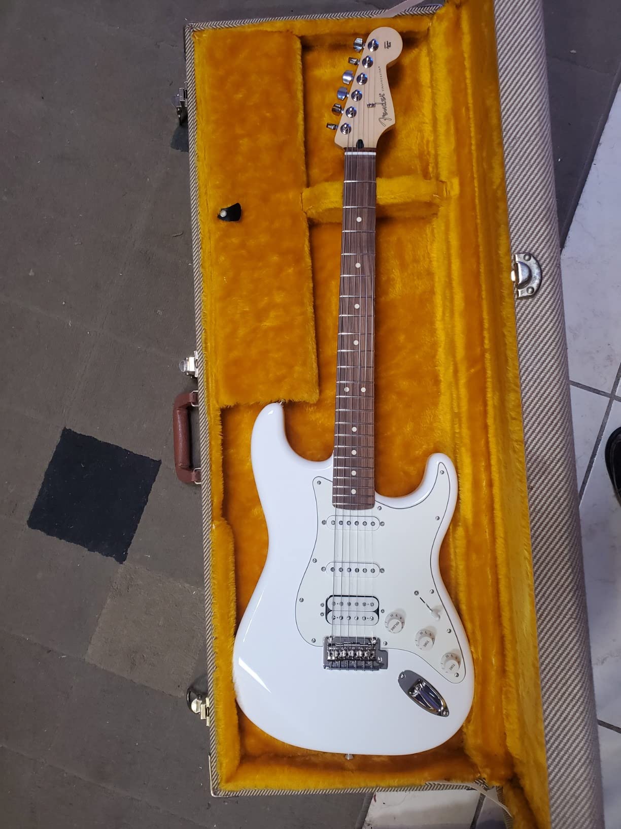 Player Stratocaster HSS Electric Guitar, with 2-Year Warranty, Silver, Maple Fingerboard Customer Review Player Stratocaster HSS Electric Guitar, with 2-Year Warranty, Silver, Maple Fingerboard - Customer Photo 2