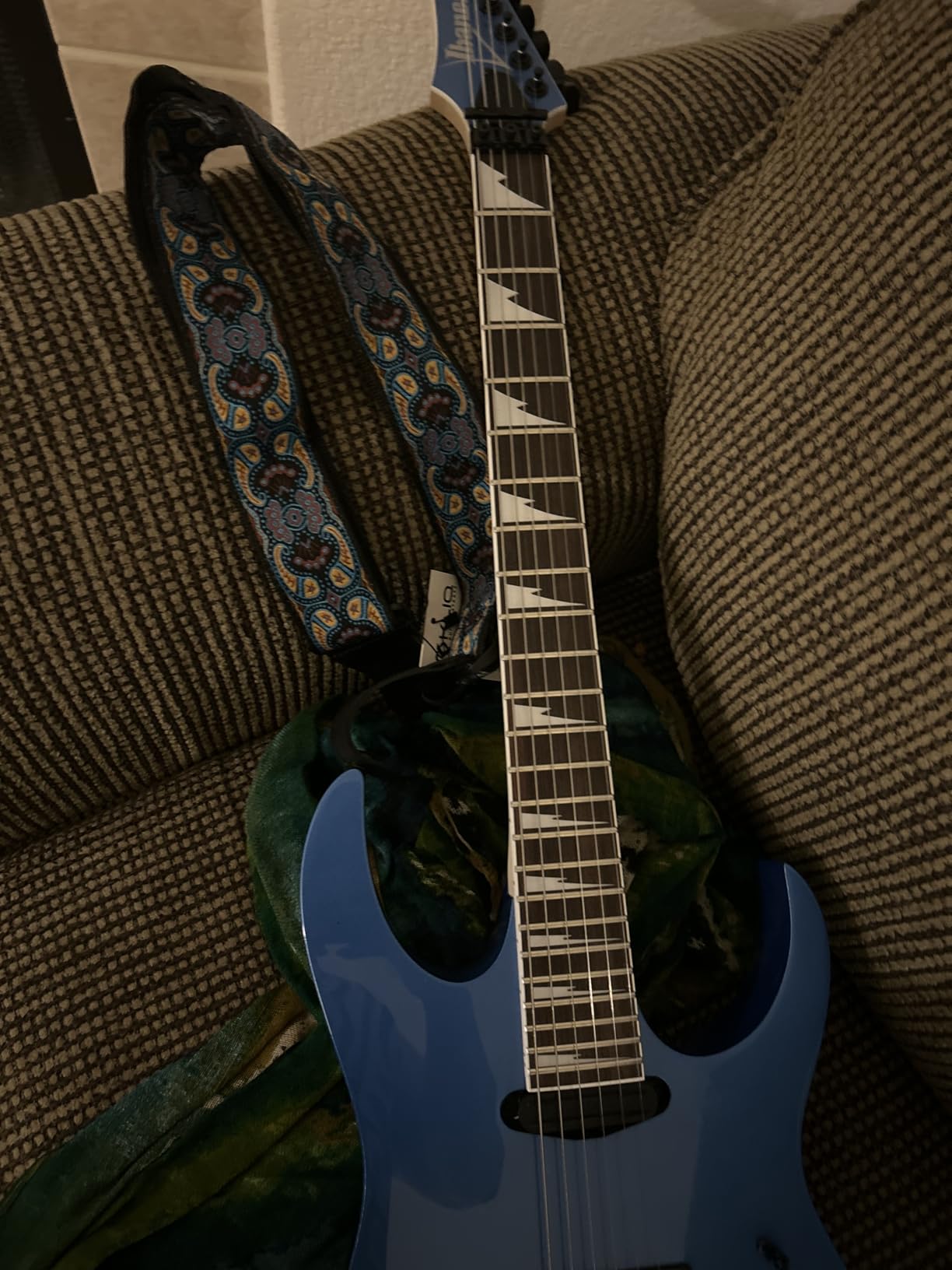 KLIQ Vintage Woven Guitar Strap, Retro '60s Jacquard Hootenanny Style Customer Review KLIQ Vintage Woven Guitar Strap, Retro '60s Jacquard Hootenanny Style - Customer Photo 2
