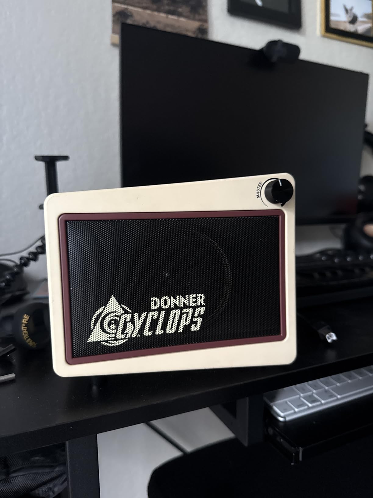Donner Mini Electric Guitar Amp Digital, Wireless Small Electric Guitar Amplifier 5W, Cyclops Portable Practice Amp with 7 Models 3 Types Effects and Drum Machine Customer Review Donner Mini Electric Guitar Amp Digital, Wireless Small Electric Guitar Amplifier 5W, Cyclops Portable Practice Amp with 7 Models 3 Types Effects and Drum Machine - Customer Photo 1