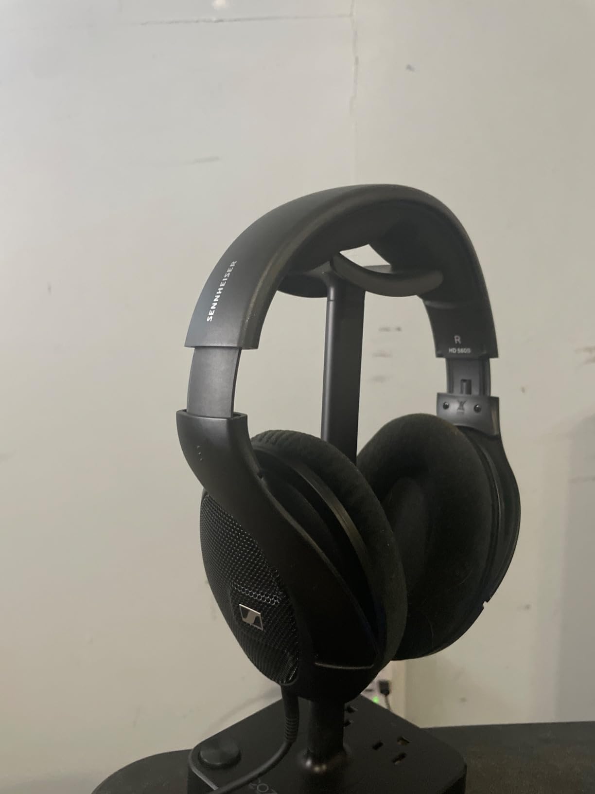 Sennheiser HD 560 S Over-The-Ear Audiophile Headphones - Neutral Frequency Response, E.A.R. Technology for Wide Sound Field, Open-Back Earcups, Detachable Cable, (Black) (HD 560S) Customer Review Sennheiser HD 560 S Over-The-Ear Audiophile Headphones - Neutral Frequency Response, E.A.R. Technology for Wide Sound Field, Open-Back Earcups, Detachable Cable, (Black) (HD 560S) - Customer Photo 4