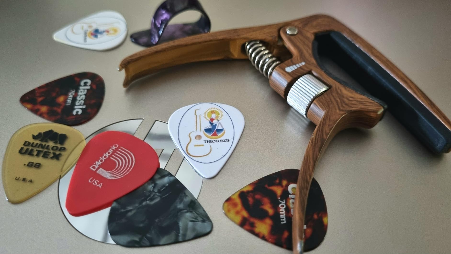 Sondery Guitar Capo Trigger Tension Adjustable Professional for 6 Strings Acoustic and Electric Guitars Perfect Tone on Any Fret with Guitar Bridge Pin Puller Customer Review Sondery Guitar Capo Trigger Tension Adjustable Professional for 6 Strings Acoustic and Electric Guitars Perfect Tone on Any Fret with Guitar Bridge Pin Puller - Customer Photo 2