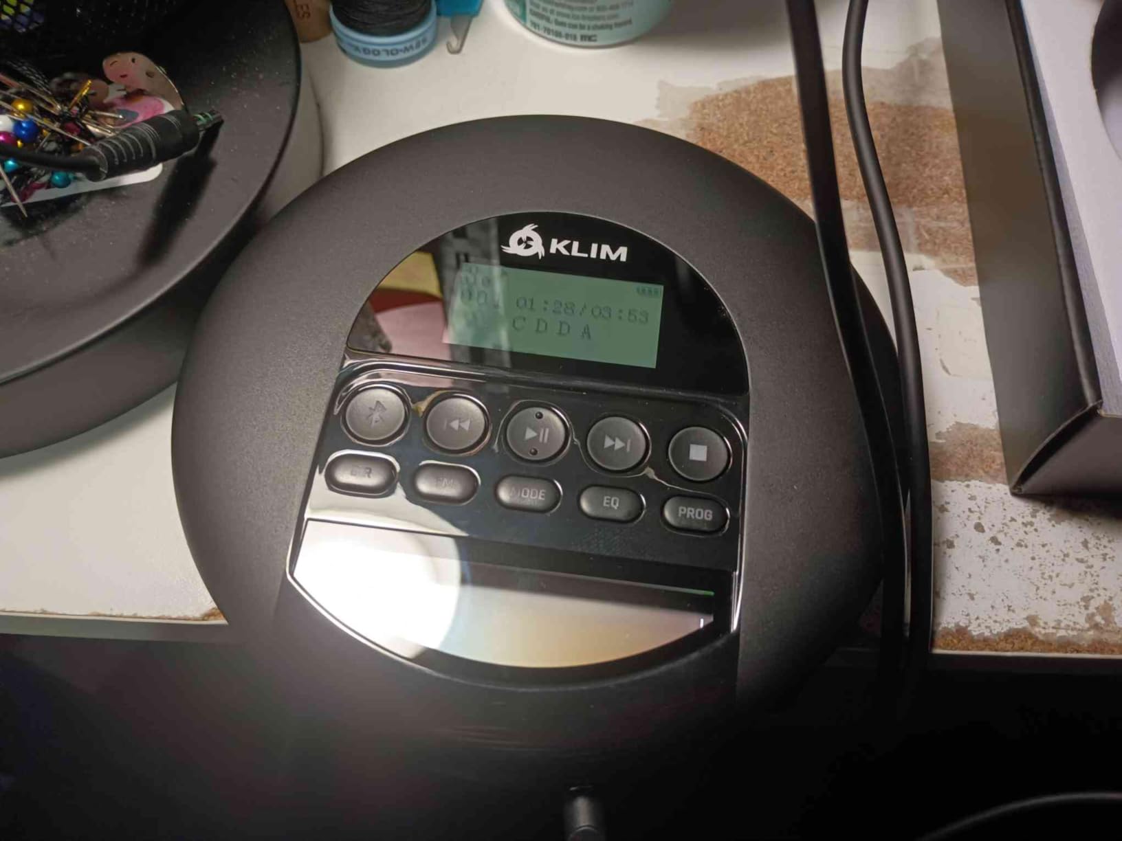 KLIM Nomad - Portable CD Player with Long-Lasting Battery - with Headphones - Radio FM - Compatible MP3 CD Player Portable - TF Card Radio FM Bluetooth - Ideal for Cars - Black customer photo 1