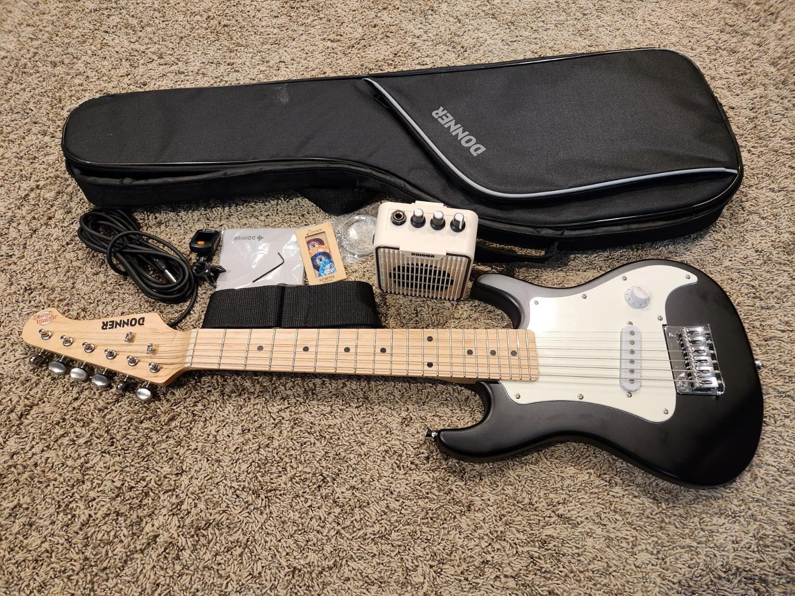 Donner 30 Inch Junior Electric Guitar Beginner Kit ST Style Mini Electric Guitar Starter Package for Teens with Amp, 600D Bag, Tuner, Picks, Cable, Strap, Extra Strings DSJ-100 Customer Review Donner 30 Inch Junior Electric Guitar Beginner Kit ST Style Mini Electric Guitar Starter Package for Teens with Amp, 600D Bag, Tuner, Picks, Cable, Strap, Extra Strings DSJ-100 - Customer Photo 2