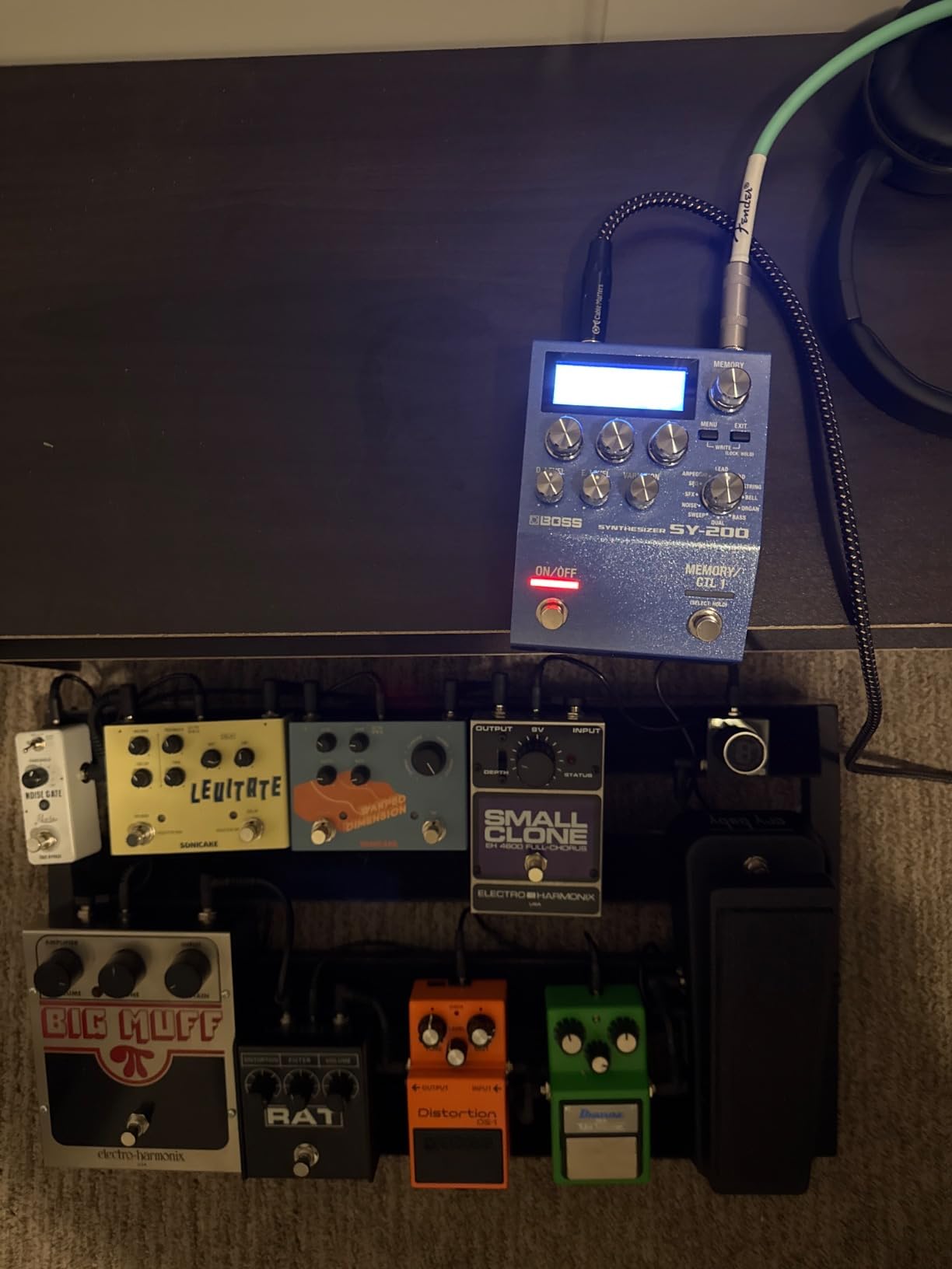 BOSS SY-200 Synthesizer Effects Pedal - Advanced Polyphonic Guitar Synth, 171 Synth Sounds, Full MIDI I/O customer photo 1