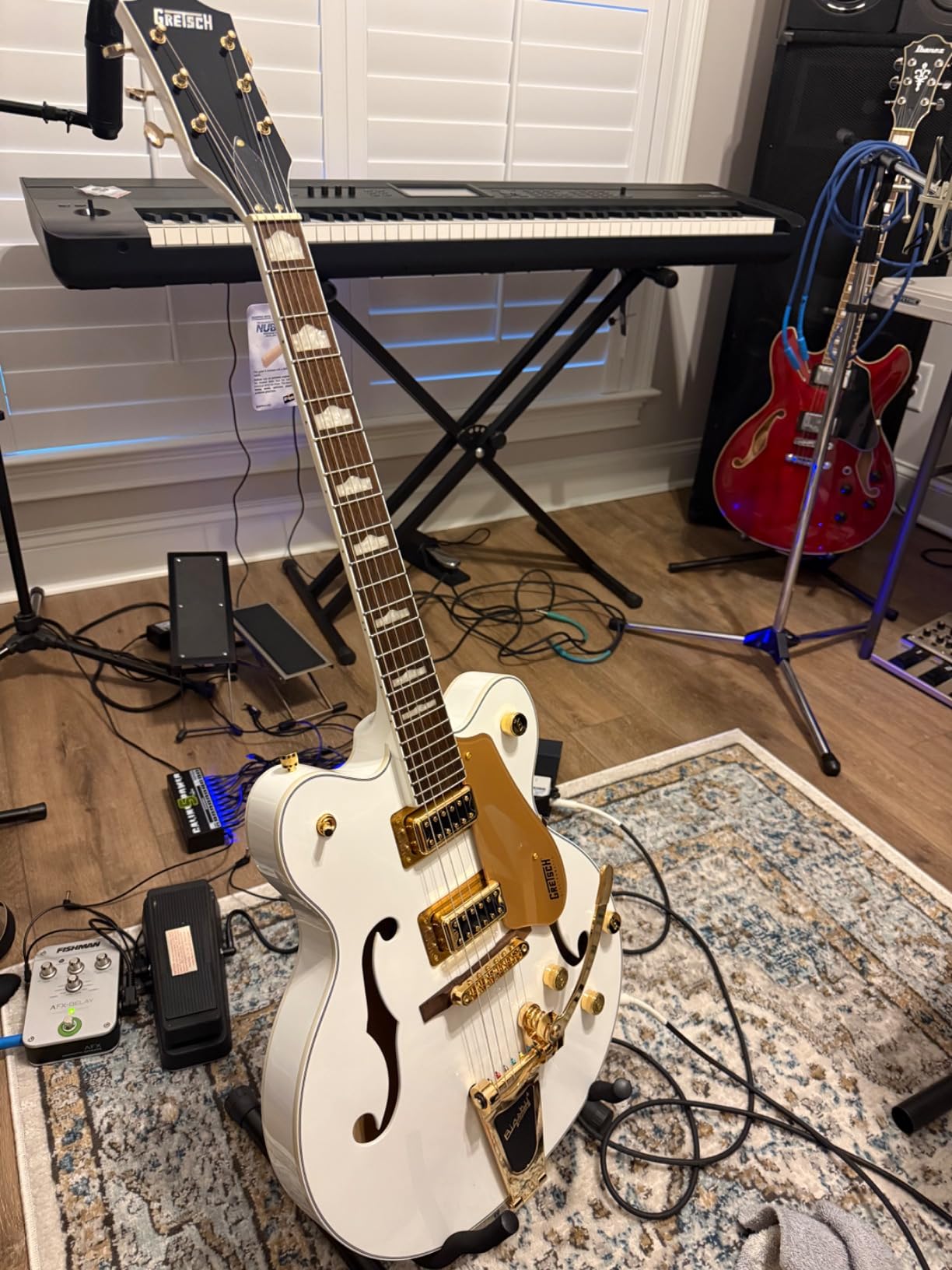 Gretsch G5422TG Electromatic 6-String Right-Handed Classic Double-Cut Hollowbody Electric Guitar with Bigsby, Laurel Fingerboard and Maple Neck (Snowcrest White) - Customer Photo 2