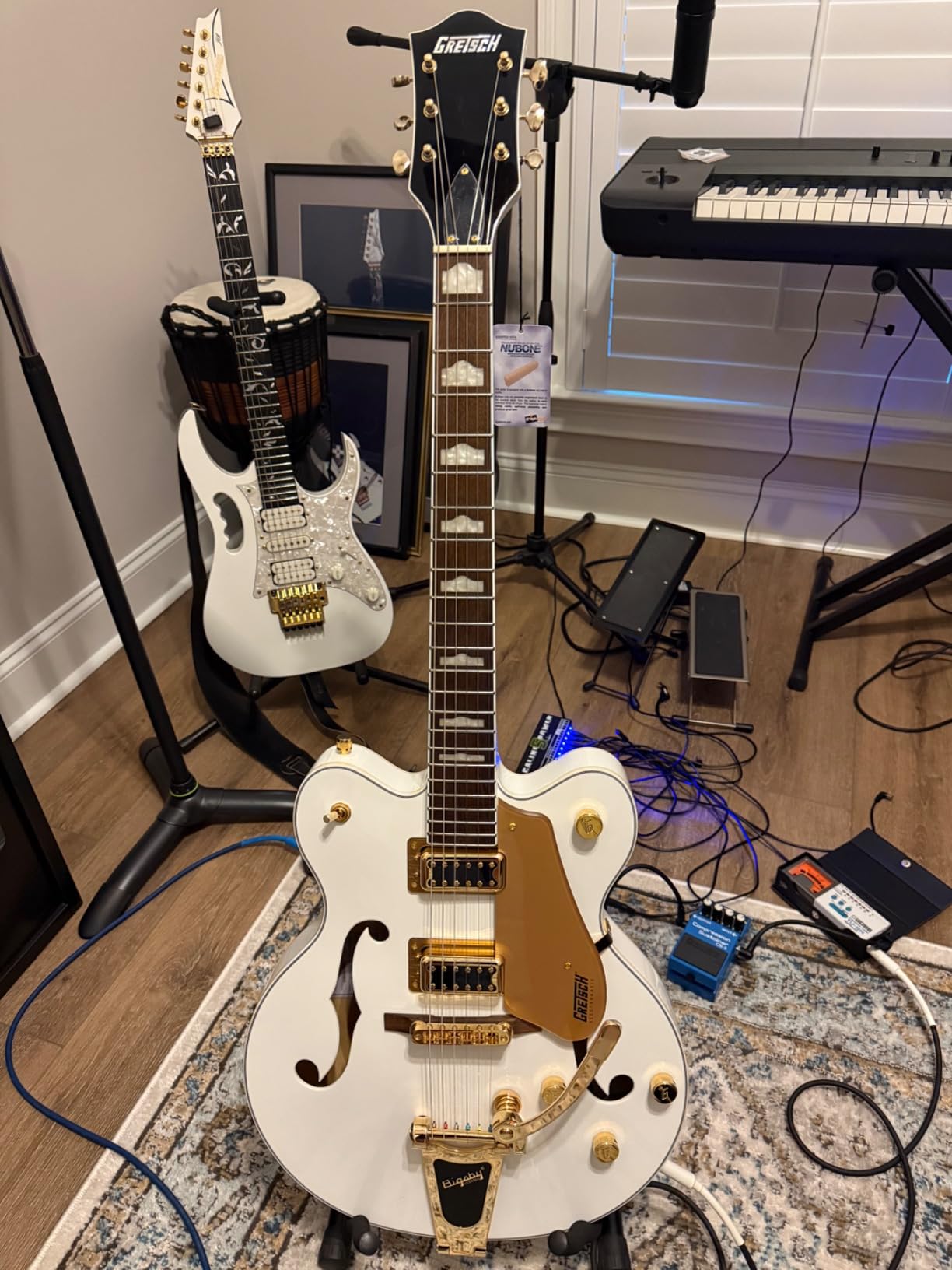Gretsch G5422TG Electromatic 6-String Right-Handed Classic Double-Cut Hollowbody Electric Guitar with Bigsby, Laurel Fingerboard and Maple Neck (Snowcrest White) - Customer Photo 3