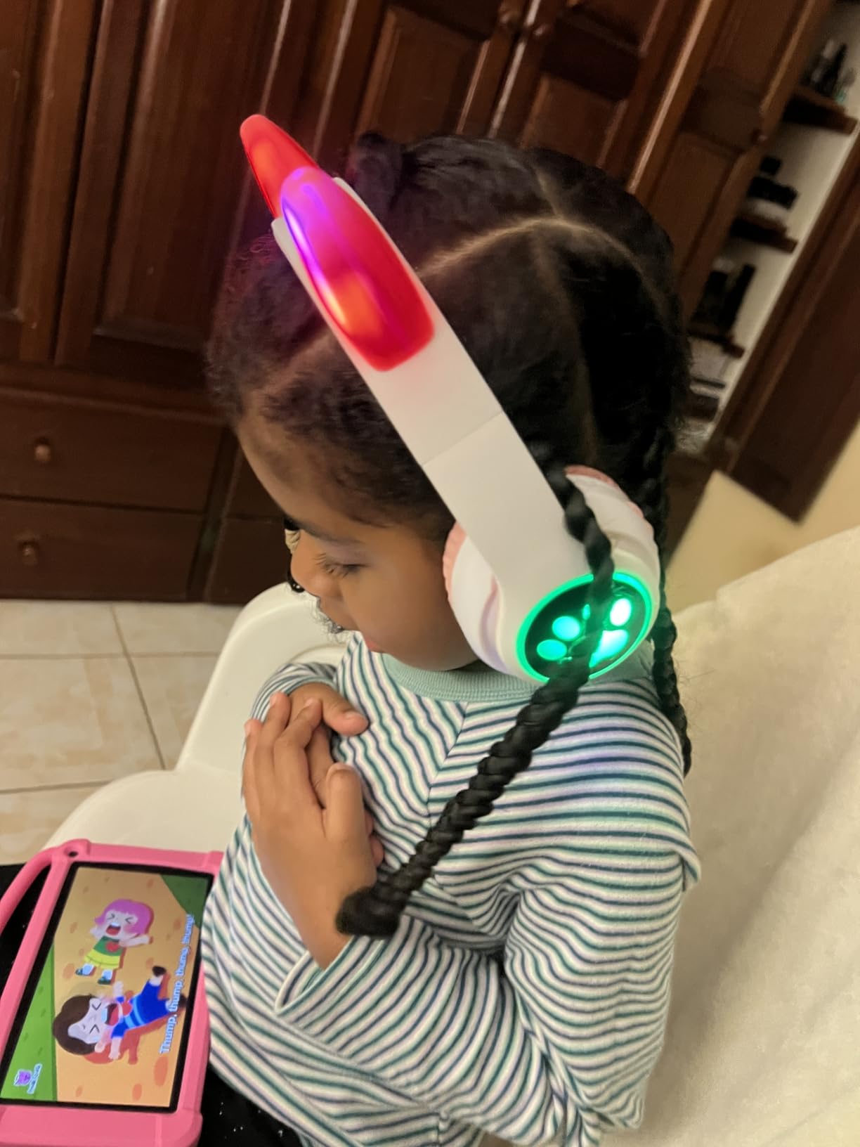 Kids Bluetooth Wireless Over-Ear Cat Ear Headphones with Microphone for Kids Teens Adults (Black) Customer Review Kids Bluetooth Wireless Over-Ear Cat Ear Headphones with Microphone for Kids Teens Adults (Black) - Customer Photo 1