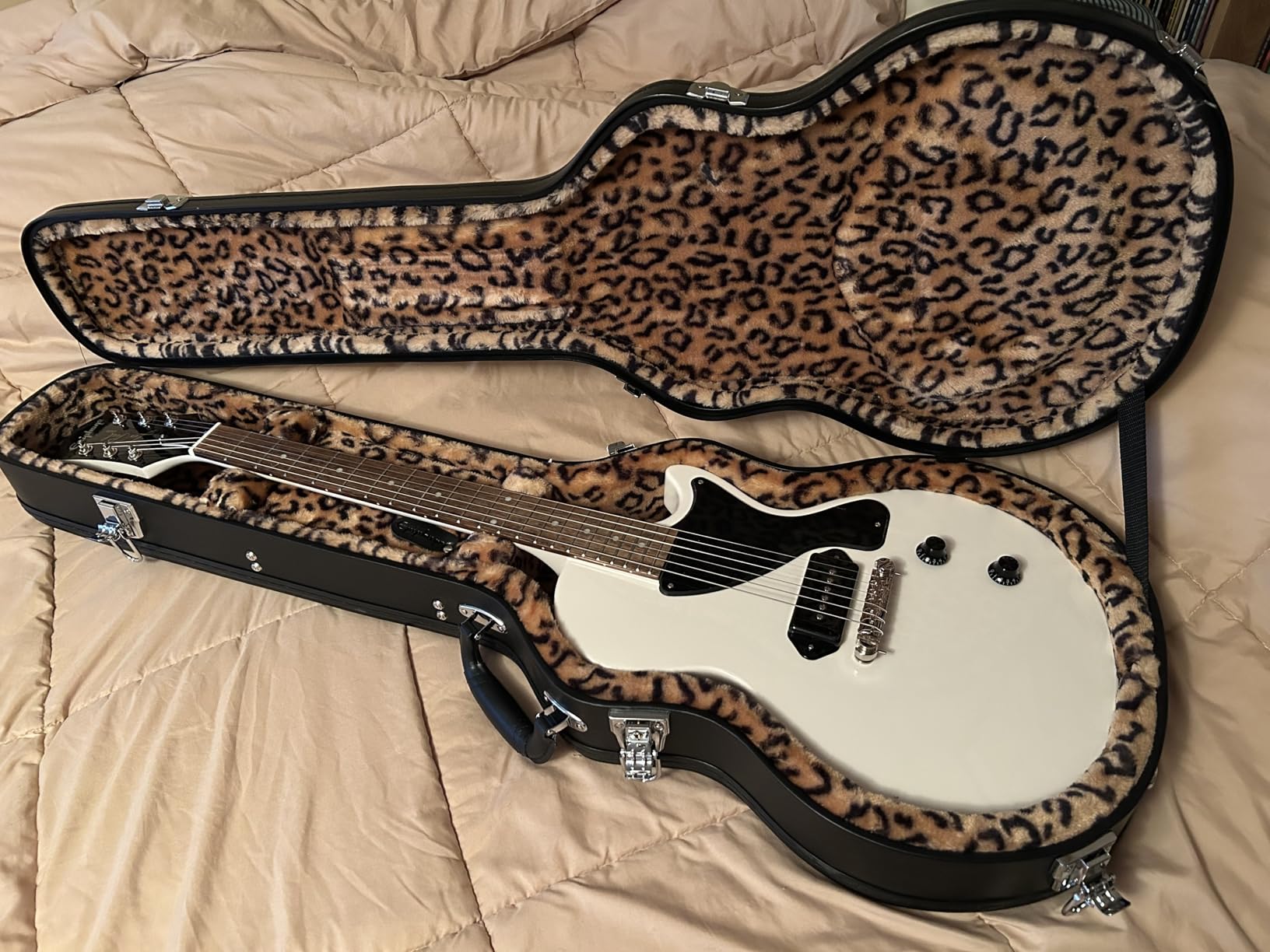 Epiphone Billie Joe Armstrong LP Junior Guitar Classic White with Case Customer Review Epiphone Billie Joe Armstrong LP Junior Guitar Classic White with Case - Customer Photo 3