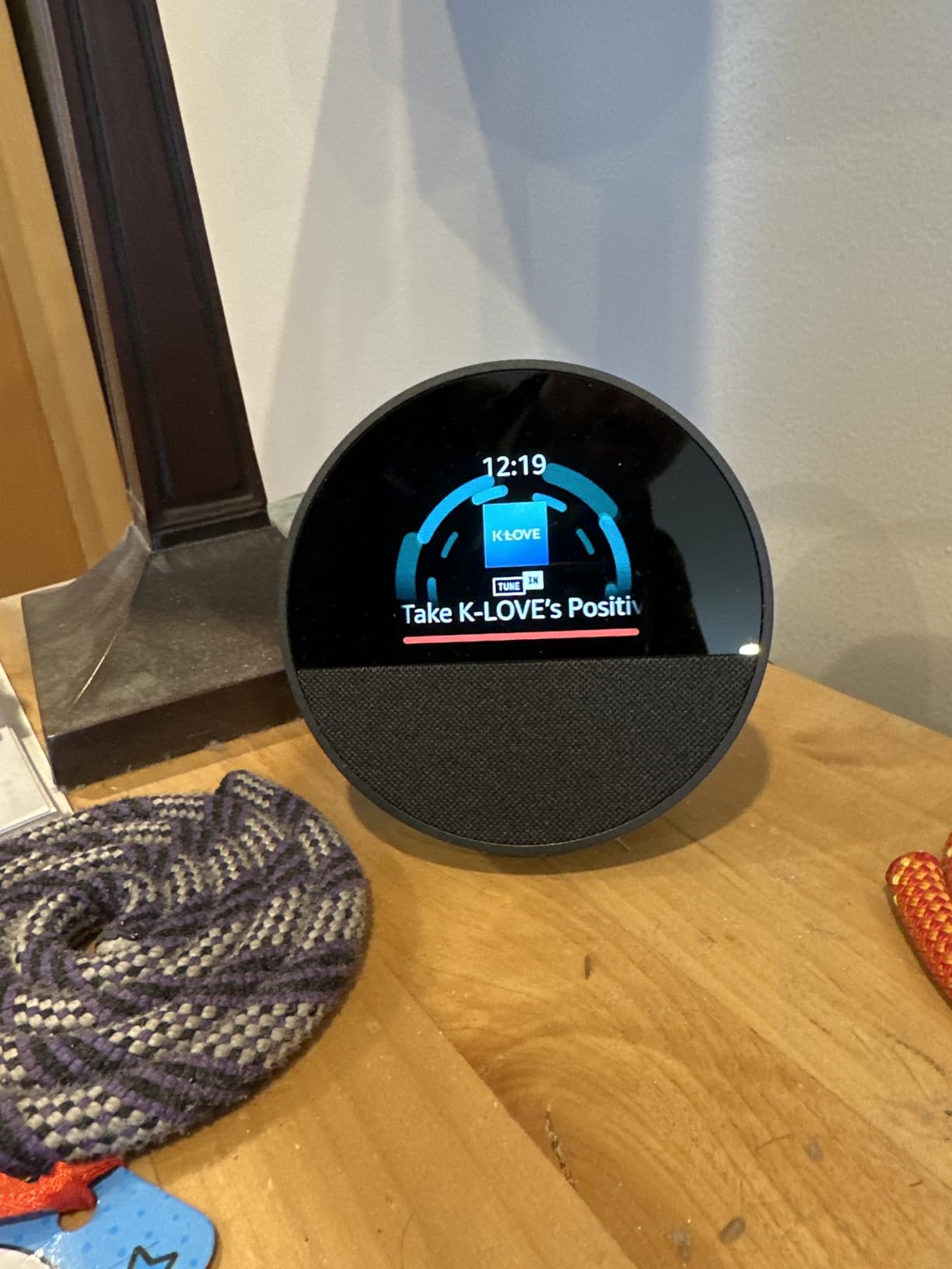 Amazon Echo Spot, Great for nightstands, offices and kitchens, Smart alarm clock with Alexa, Black - Customer Photo 2