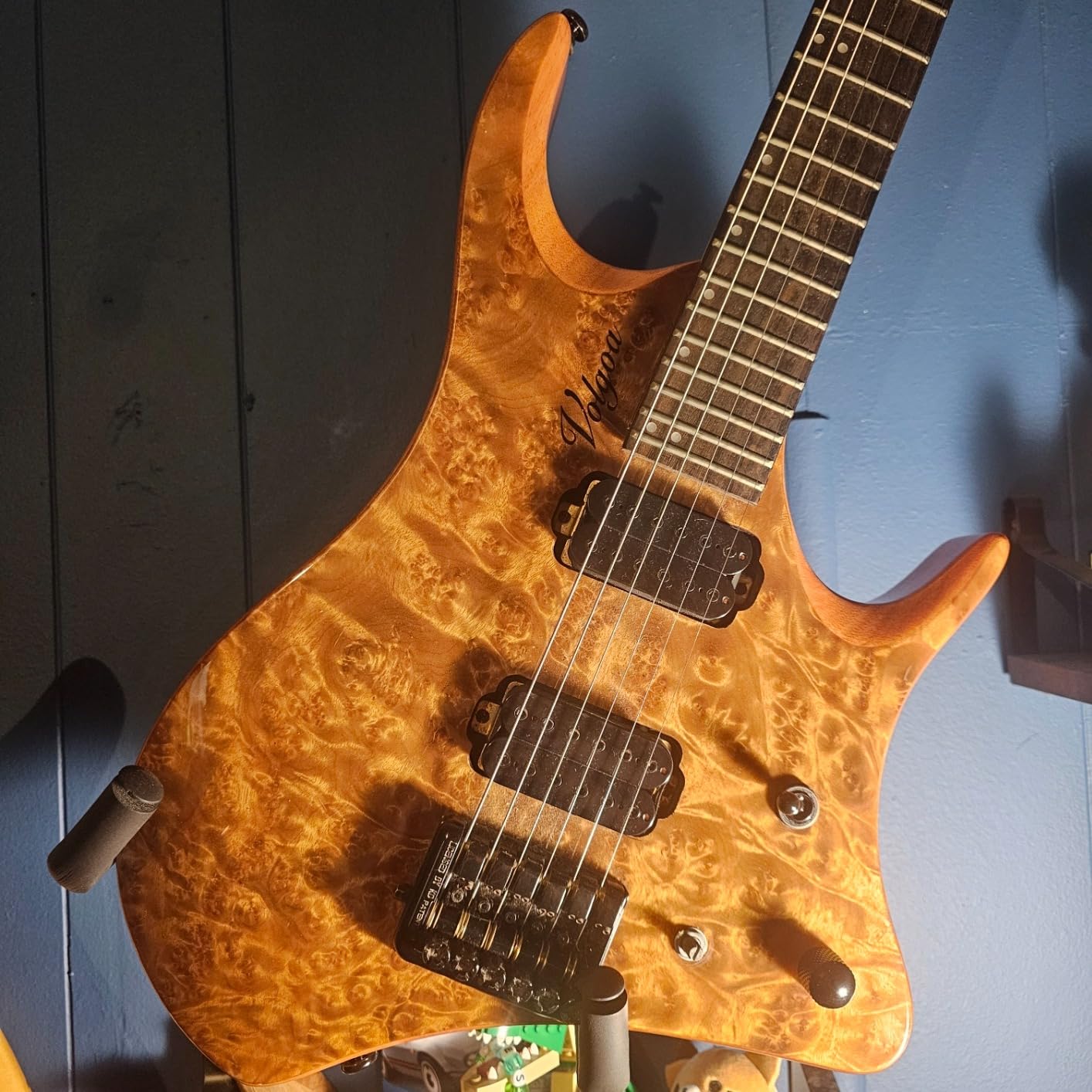 GTWT-01 6-String Headless Electric Guitar with Flame Maple Veneer and Maple Neck, Mahogany Body (Blue) - Customer Photo 2