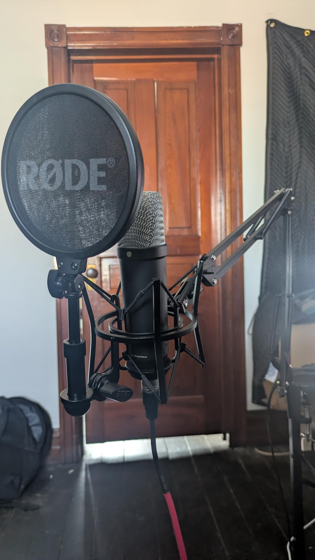 RØDE NT1 5th Gen Large-Diaphragm Studio Condenser Microphone - XLR & USB Outputs - Shock Mount & Pop Filter Included - Music Production, Vocal Recording, Podcasting - Black - Professional Audio customer photo 2