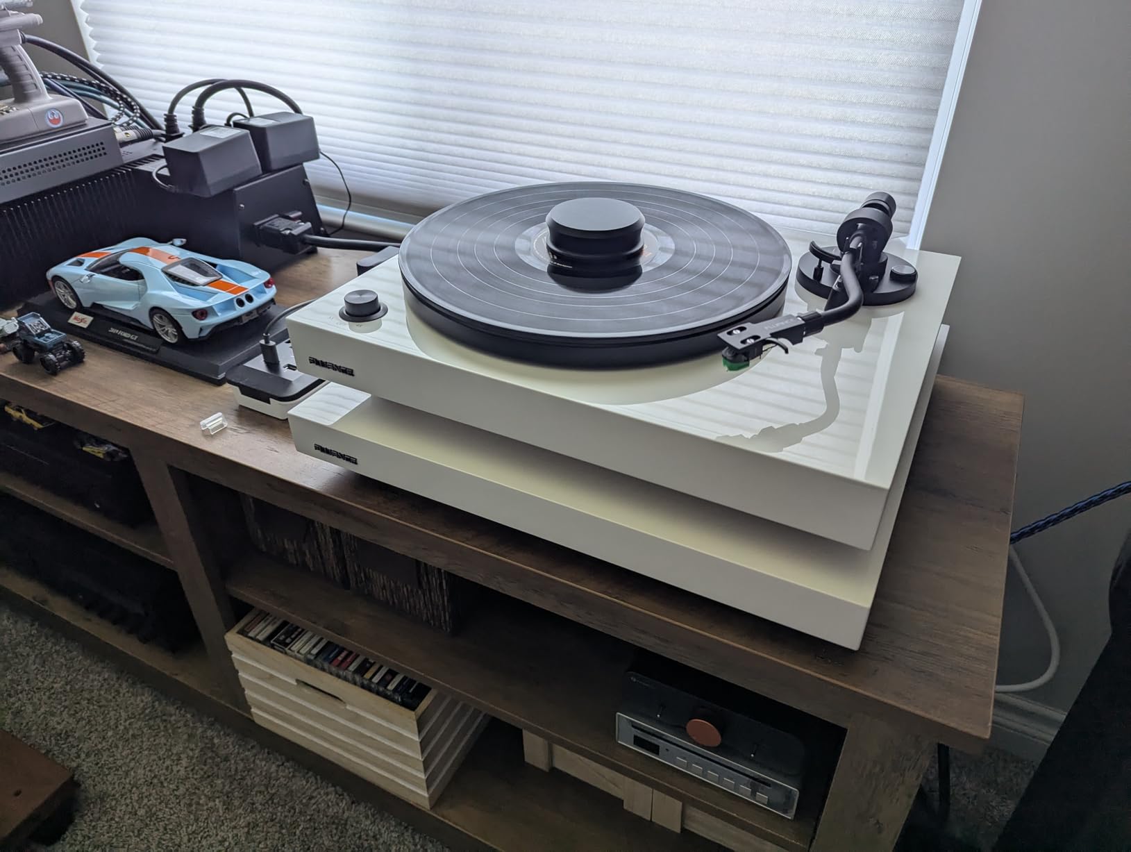 Fluance RT81+ Elite High Fidelity Vinyl Turntable Record Player, Audio Technica VM95E Cartridge, Anti-Resonant Platter, Acrylic Mat, Phono Preamp, Wood Plinth, Adjustable Isolation Feet - Piano Black - Customer Photo 2