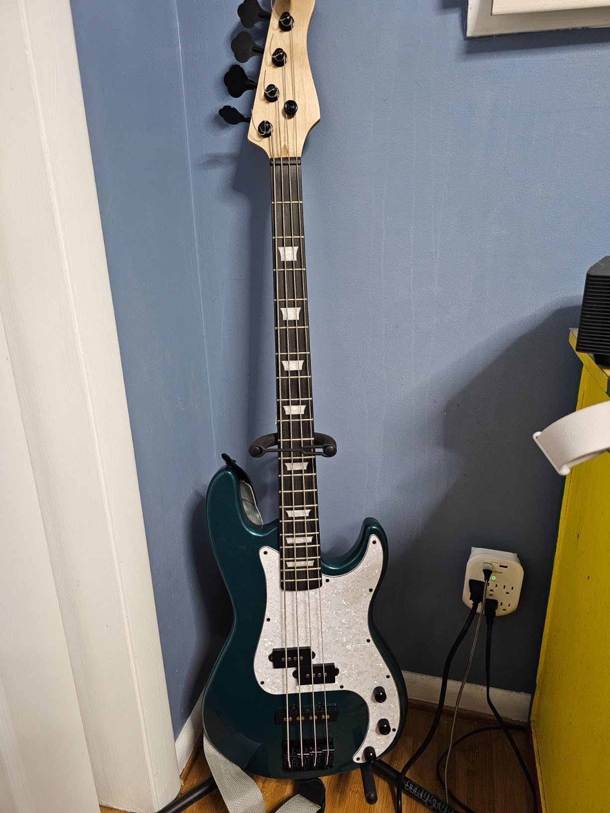 Ktaxon 4 String Electric Bass Guitar, PB-Style Full Size Standard Right Handed Beginner Kit with 20W AMP, Gig Bag, Strap, Upgrade Cable, Guitar Capo for Youths & Adults (Lake Blue) Customer Review Ktaxon 4 String Electric Bass Guitar, PB-Style Full Size Standard Right Handed Beginner Kit with 20W AMP, Gig Bag, Strap, Upgrade Cable, Guitar Capo for Youths & Adults (Lake Blue) - Customer Photo 1