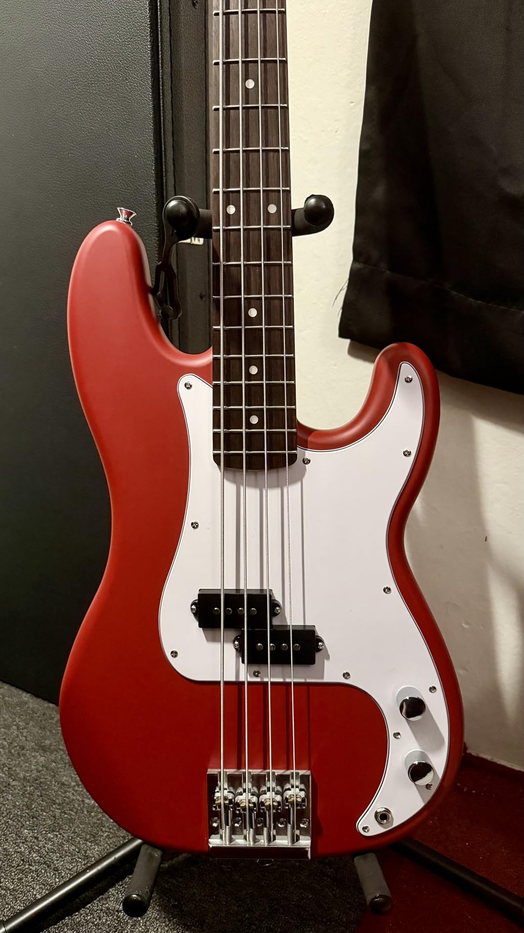 Fender Squier Debut Series Precision Bass Guitar, Beginner Guitar, with 2-Year Warranty, Includes Free Lessons, Black with Matte Finish Customer Review Fender Squier Debut Series Precision Bass Guitar, Beginner Guitar, with 2-Year Warranty, Includes Free Lessons, Black with Matte Finish - Customer Photo 4