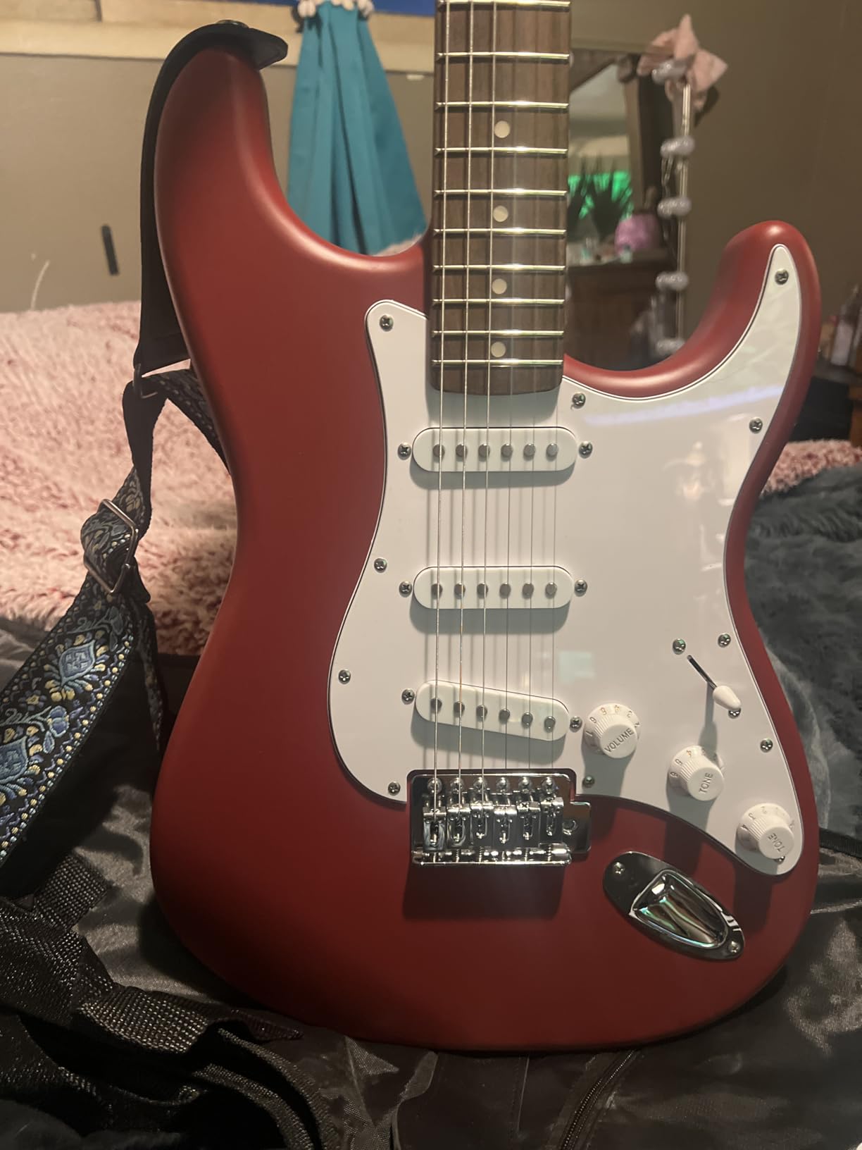 Squier Debut Series Stratocaster Electric Guitar, Beginner Guitar, with 2-Year Warranty, Includes Free Lessons, Black with Matte Finish Customer Review Squier Debut Series Stratocaster Electric Guitar, Beginner Guitar, with 2-Year Warranty, Includes Free Lessons, Black with Matte Finish - Customer Photo 2