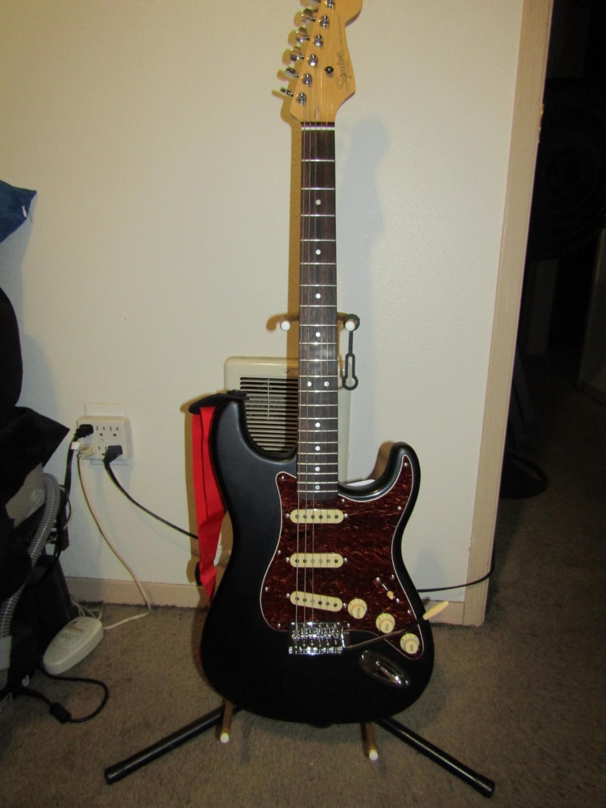 Fender Squier Debut Series Stratocaster Electric Guitar, Beginner Guitar, with 2-Year Warranty, Includes Free Lessons, Black with Matte Finish Customer Review Fender Squier Debut Series Stratocaster Electric Guitar, Beginner Guitar, with 2-Year Warranty, Includes Free Lessons, Black with Matte Finish - Customer Photo 4