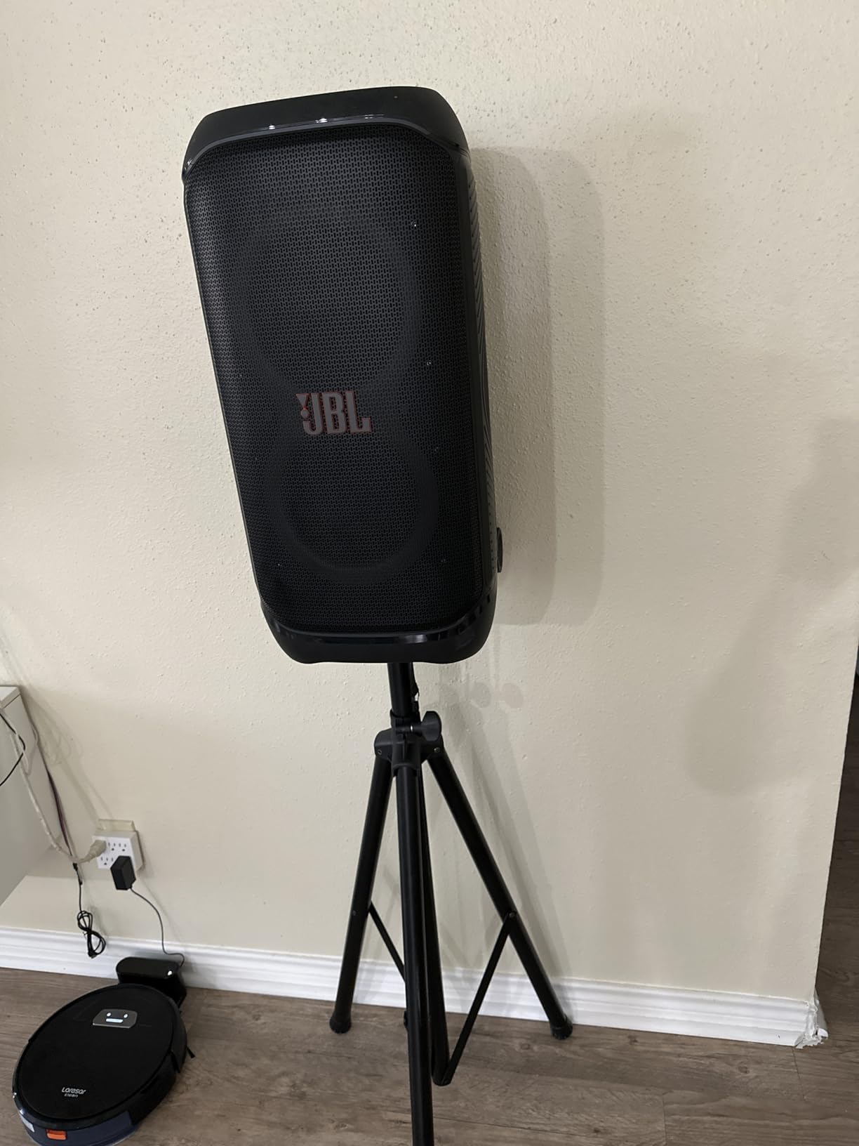 JBL PartyBox Stage 320 - Portable Party Speaker with Telescopic Handle & Wide, Sturdy Wheels, Powerful JBL Pro Sound, Futuristic lightshow, Up to 18 Hours of Play time, Splash Proof (Black) - Customer Photo 2