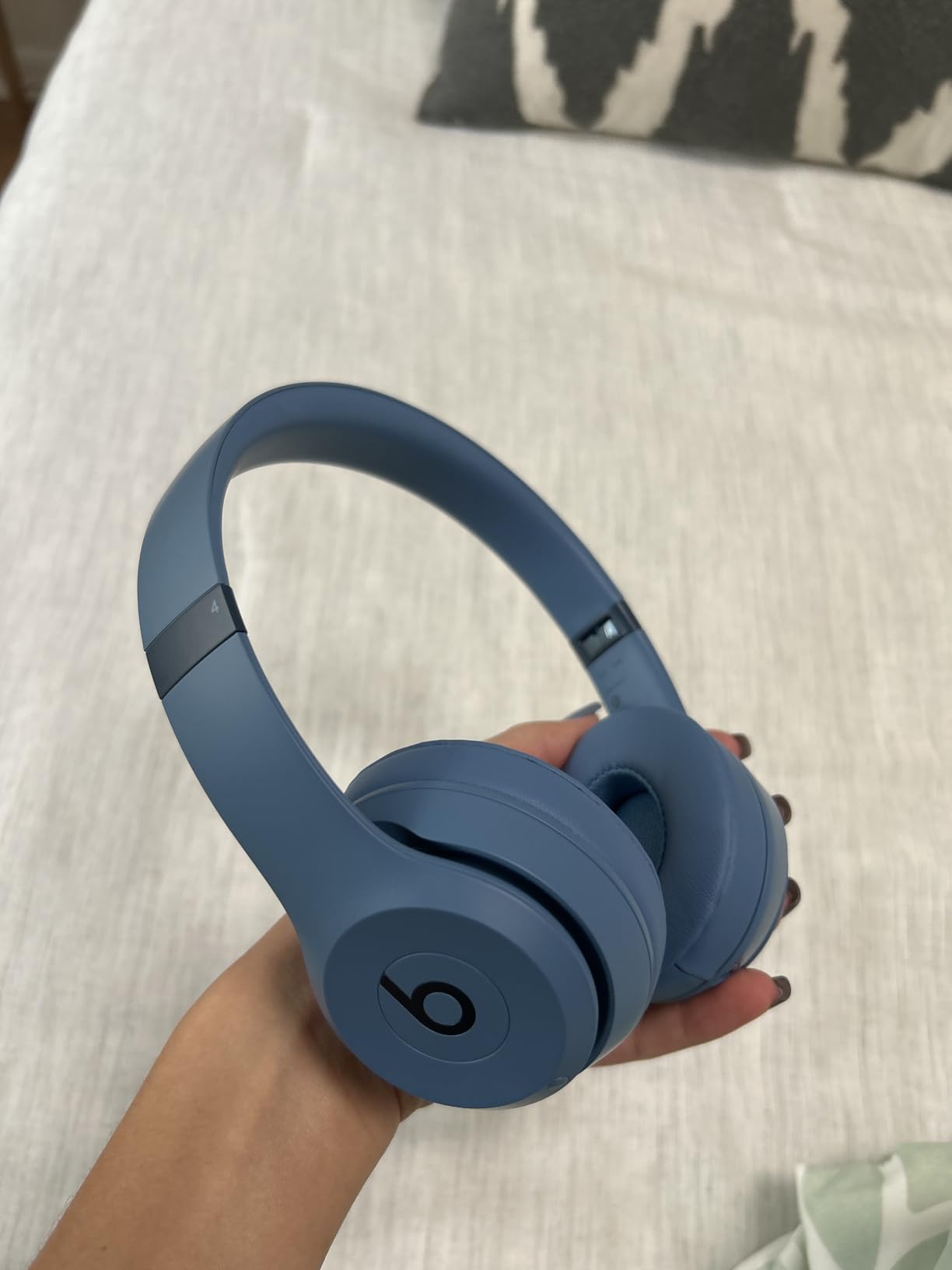Beats Solo 4 - Wireless Bluetooth On-Ear Headphones, Apple & Android Compatible, Up to 50 Hours of Battery Life - Matte Black Customer Review Beats Solo 4 - Wireless Bluetooth On-Ear Headphones, Apple & Android Compatible, Up to 50 Hours of Battery Life - Matte Black - Customer Photo 1