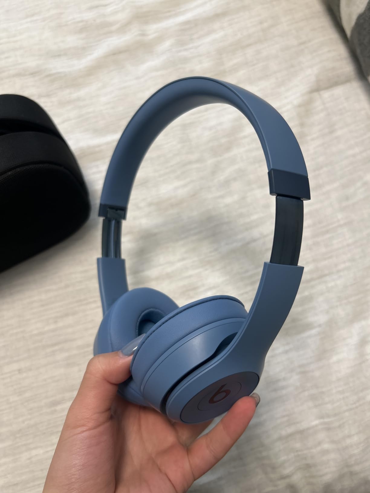 Beats Solo 4 - Wireless Bluetooth On-Ear Headphones, Apple & Android Compatible, Up to 50 Hours of Battery Life - Matte Black Customer Review Beats Solo 4 - Wireless Bluetooth On-Ear Headphones, Apple & Android Compatible, Up to 50 Hours of Battery Life - Matte Black - Customer Photo 2