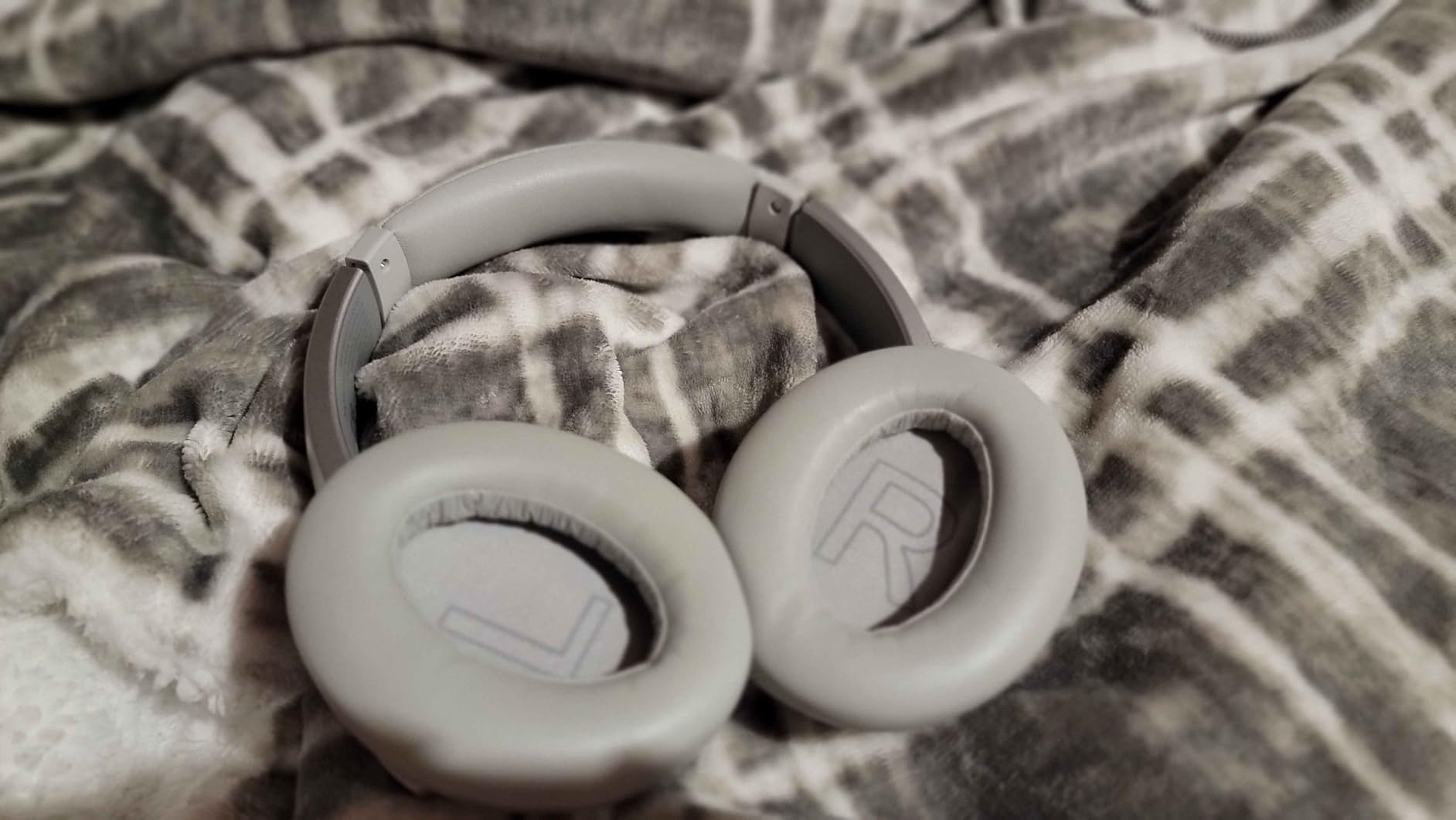 Soundcore Anker Life Q20 Hybrid Active Noise Cancelling Headphones, Wireless Over Ear Bluetooth Headphones, 60H Playtime, Hi-Res Audio, Deep Bass, Foam Ear Cups, Travel, Office, USB-C Charging Customer Review Soundcore Anker Life Q20 Hybrid Active Noise Cancelling Headphones, Wireless Over Ear Bluetooth Headphones, 60H Playtime, Hi-Res Audio, Deep Bass, Foam Ear Cups, Travel, Office, USB-C Charging - Customer Photo 1