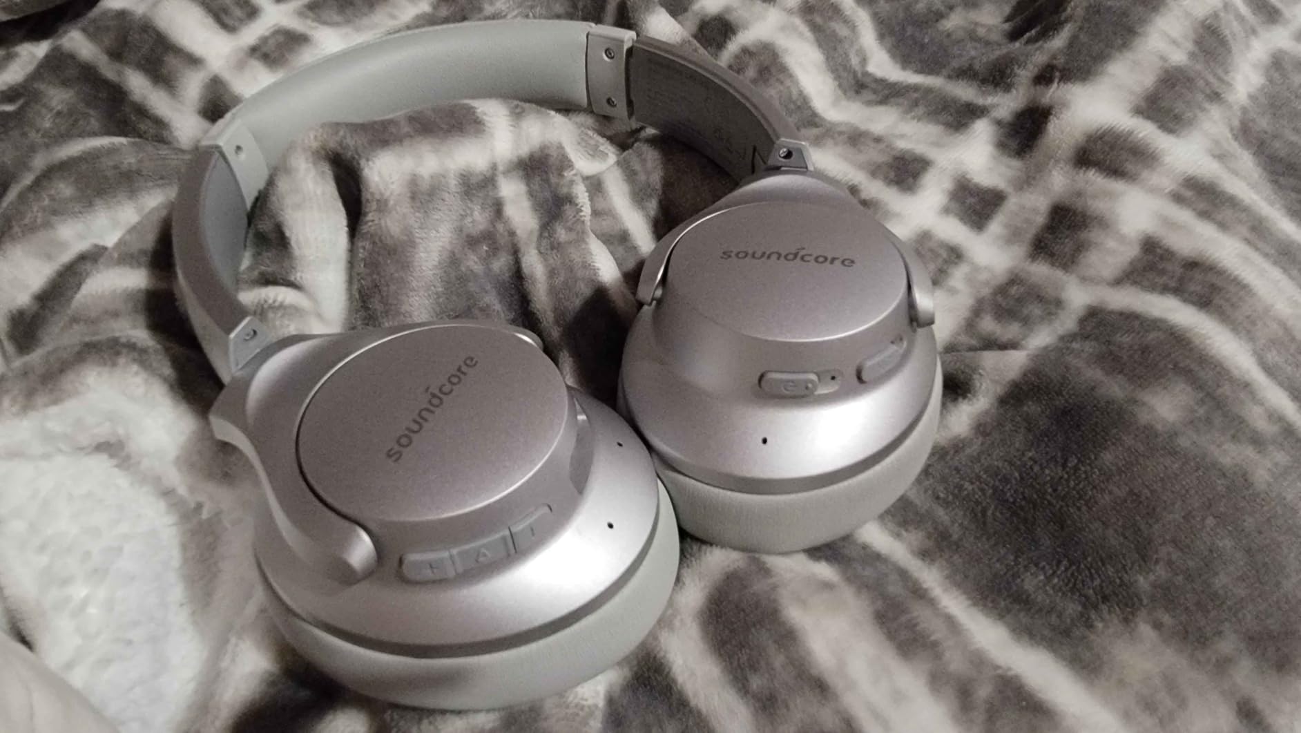 Soundcore Anker Life Q20 Hybrid Active Noise Cancelling Headphones, Wireless Over Ear Bluetooth Headphones, 60H Playtime, Hi-Res Audio, Deep Bass, Foam Ear Cups, Travel, Office, USB-C Charging Customer Review Soundcore Anker Life Q20 Hybrid Active Noise Cancelling Headphones, Wireless Over Ear Bluetooth Headphones, 60H Playtime, Hi-Res Audio, Deep Bass, Foam Ear Cups, Travel, Office, USB-C Charging - Customer Photo 2