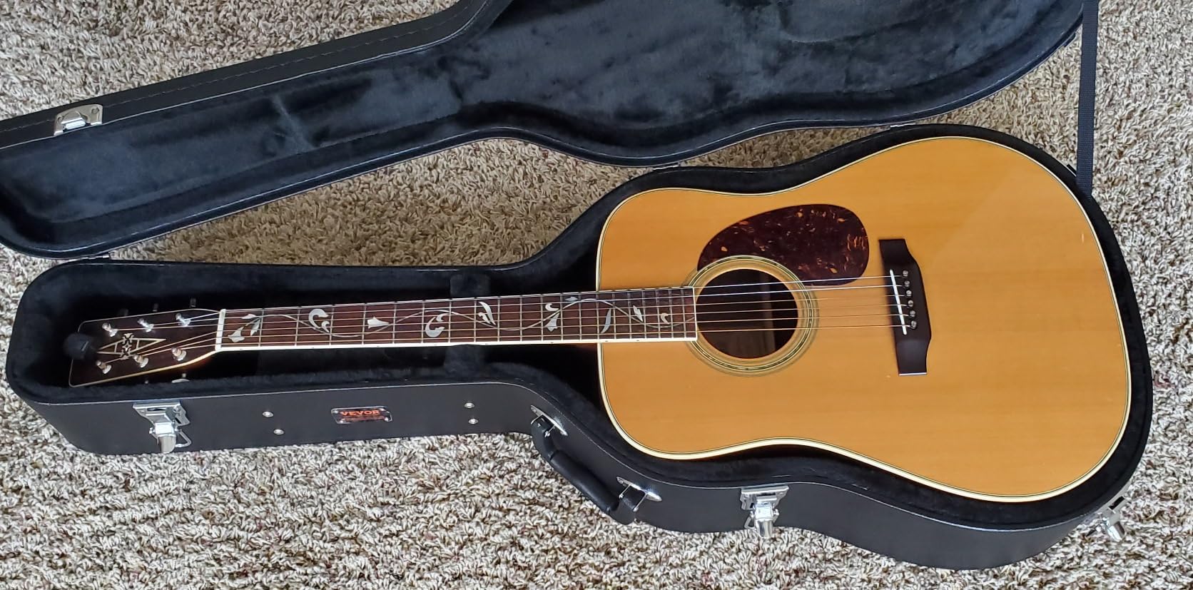 VEVOR Acoustic Guitar Hard Case, 43.31 in Gourd-Shaped Guitar Hard Case, With Lock Latch Key Handle, PVC Padding Soft Lining Water-Resistant Hard Shell Guitar Case, for 39-41 in Acoustic Guitar, Black Customer Review VEVOR Acoustic Guitar Hard Case, 43.31 in Gourd-Shaped Guitar Hard Case, With Lock Latch Key Handle, PVC Padding Soft Lining Water-Resistant Hard Shell Guitar Case, for 39-41 in Acoustic Guitar, Black - Customer Photo 1
