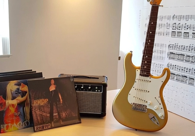 15 Easy Red Hot Chili Peppers Guitar Songs [cy]: Beginner's Guide - VintageVinylNews