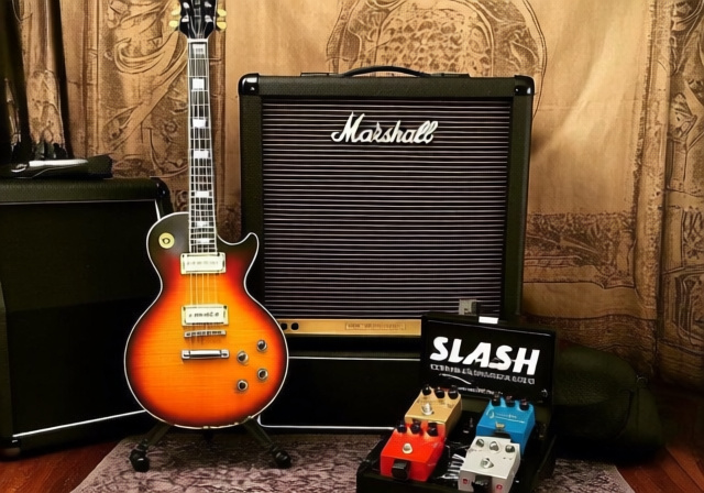 Slash Guitars And Gear [cy]: Complete Guide to His Legendary Collection - VintageVinylNews