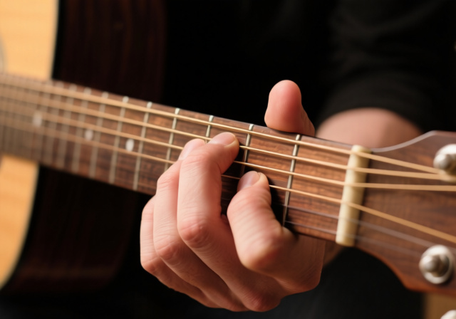 How to Play A Guitar Chord: Complete Beginner's Guide [cy] - VintageVinylNews