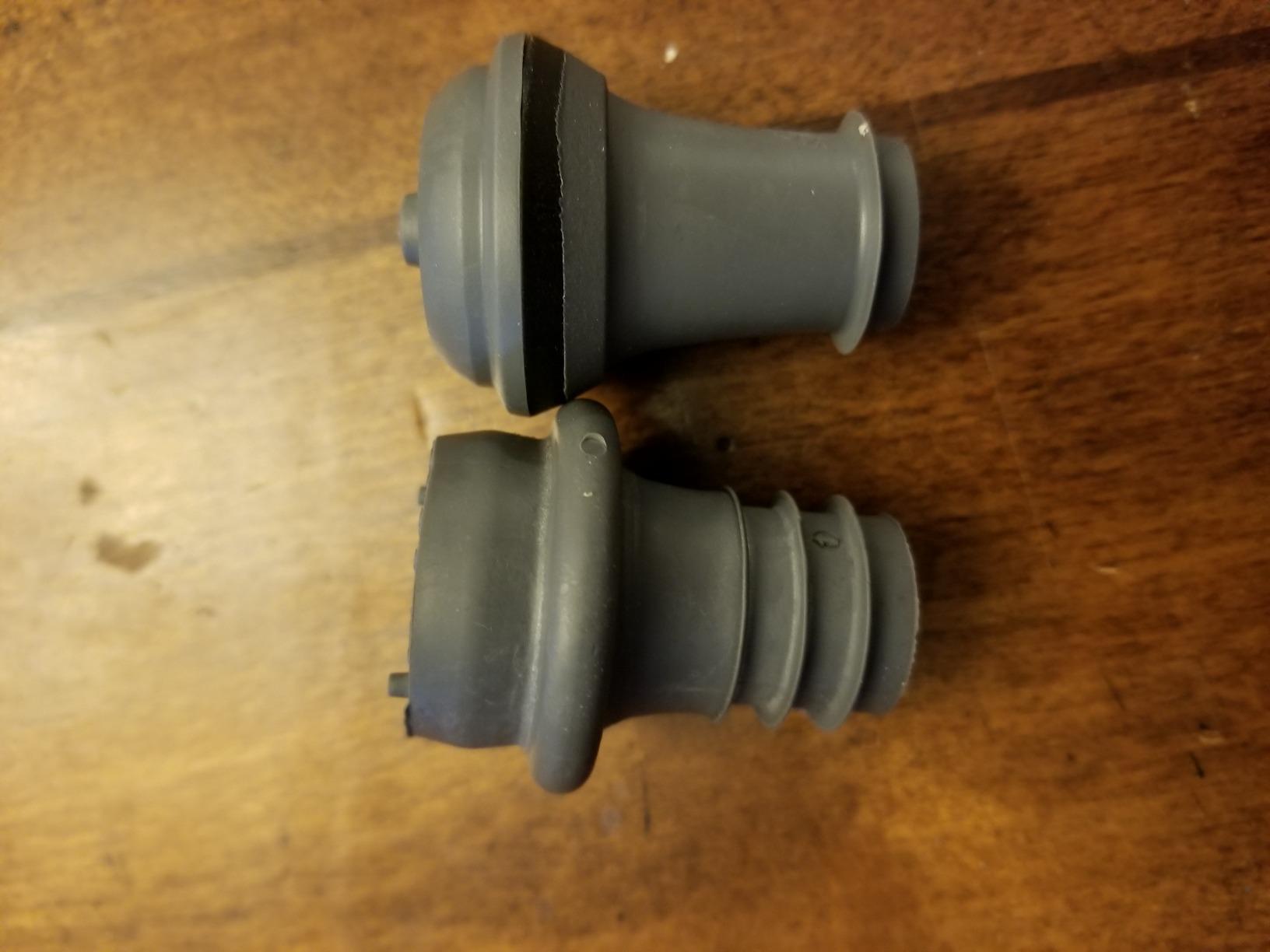 Vacu Vin Wine Saver Vacuum Stoppers – Set of 4 – Gray – Airtight Seal for Opened Bottles to Preserve Freshness Up to 10 Days – Food-Grade Rubber – Reusable & Dishwasher Safe - Customer Photo 1
