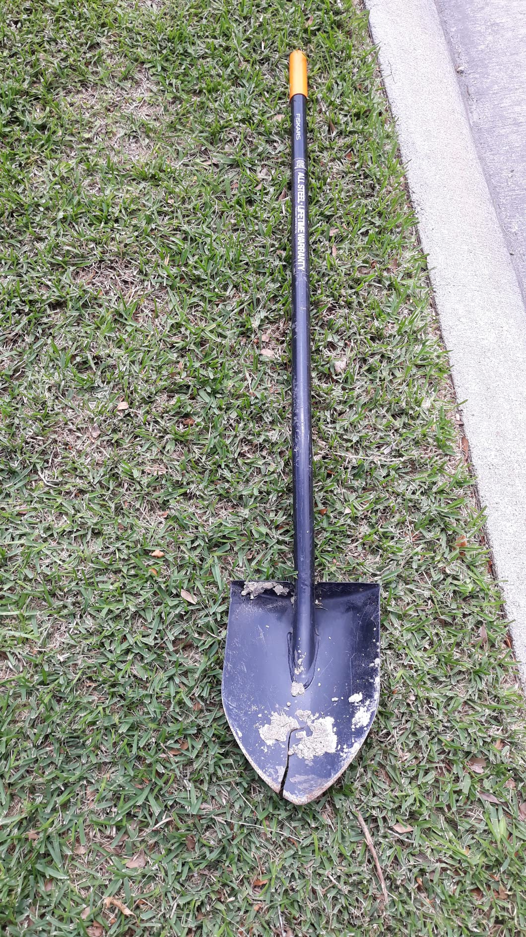 Fiskars Garden Shovel for Digging, Heavy Duty Steel Gardening Tool with Straight Handle - Customer Photo 2
