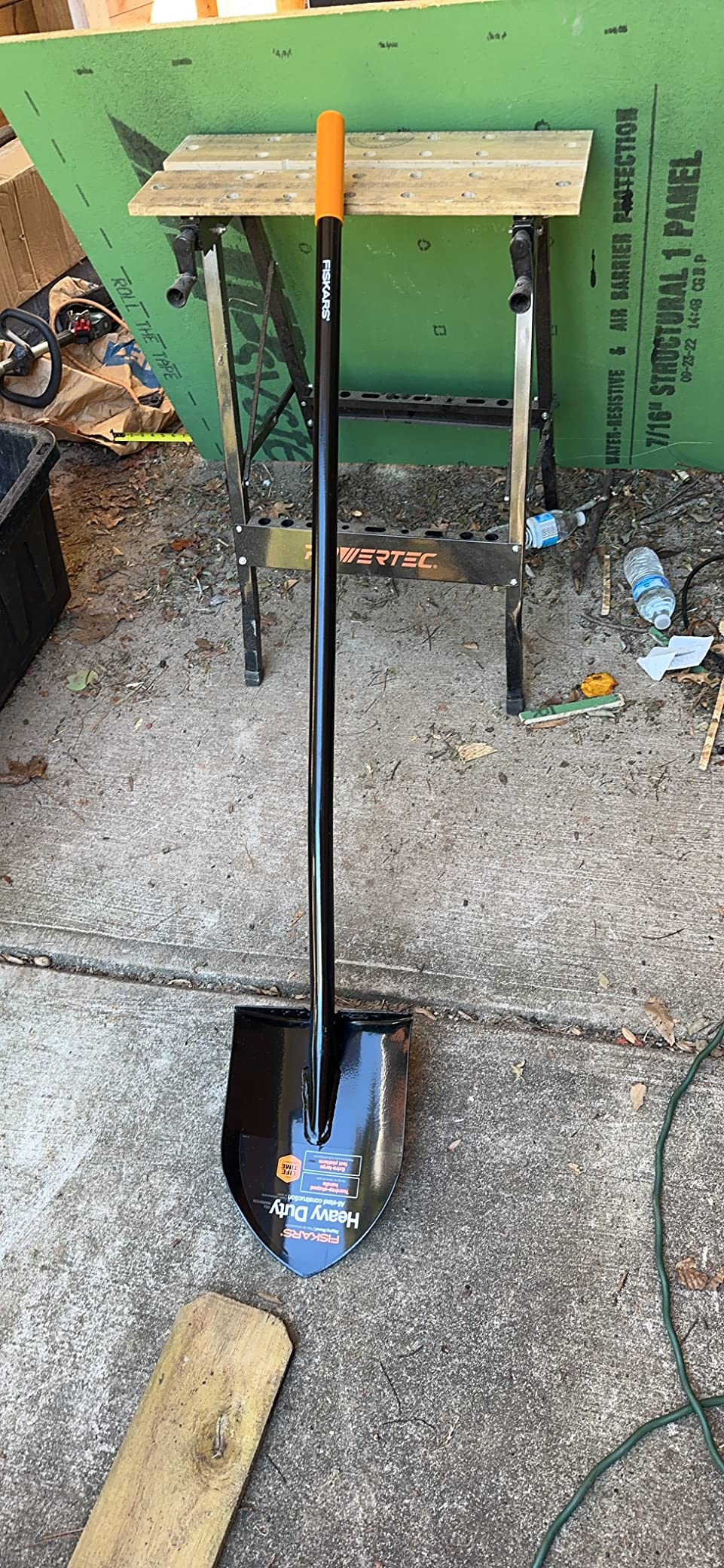 Fiskars D-Handle Digging Shovel - Heavy Duty Gardening Tool with 46 inch Straight D-Handle - Lawn and Yard Tools - Black/Orange - Customer Photo 2