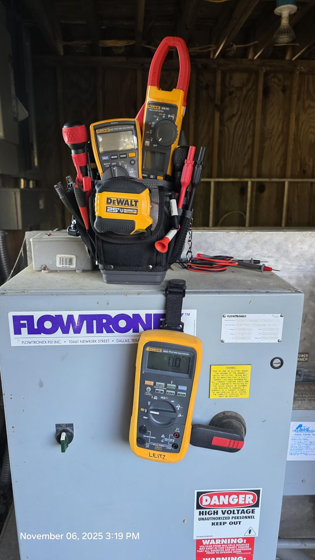 Fluke 117 Digital Multimeter, Non-Contact AC Voltage Detection, Measures Resistance/Continuity/Frequency/Capacitance/Min Max Average, Automatic AC/DC Selection, Low Impedance Mode Customer Review Fluke 117 Digital Multimeter, Non-Contact AC Voltage Detection, Measures Resistance/Continuity/Frequency/Capacitance/Min Max Average, Automatic AC/DC Selection, Low Impedance Mode - Customer Photo 1