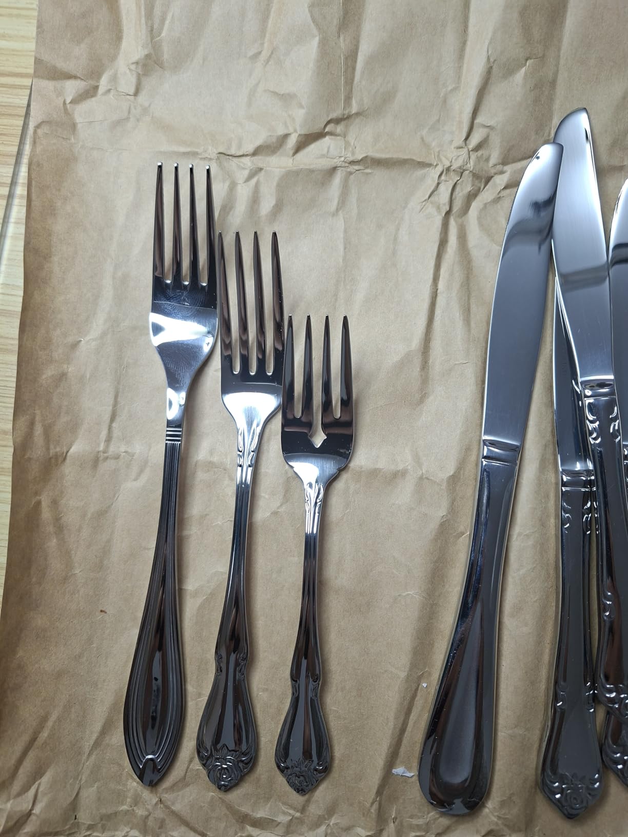 Oneida True Rose 45 Piece Everyday Flatware, Service for 8, 18/0 Stainless Steel, Silverware Set, Silver Customer Review Oneida True Rose 45 Piece Everyday Flatware, Service for 8, 18/0 Stainless Steel, Silverware Set, Silver - Customer Photo 2