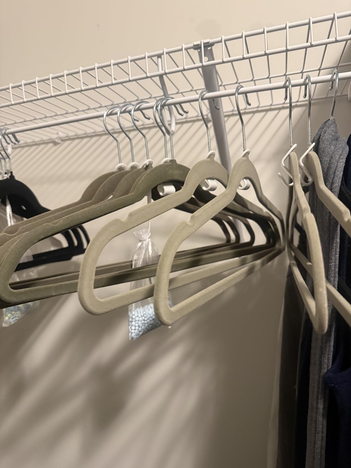Amazon Basics Slim Velvet Non-Slip Space Saving Suit Clothes Hangers for Closet Organization, Black/Silver, 30-Pack - Customer Photo 2