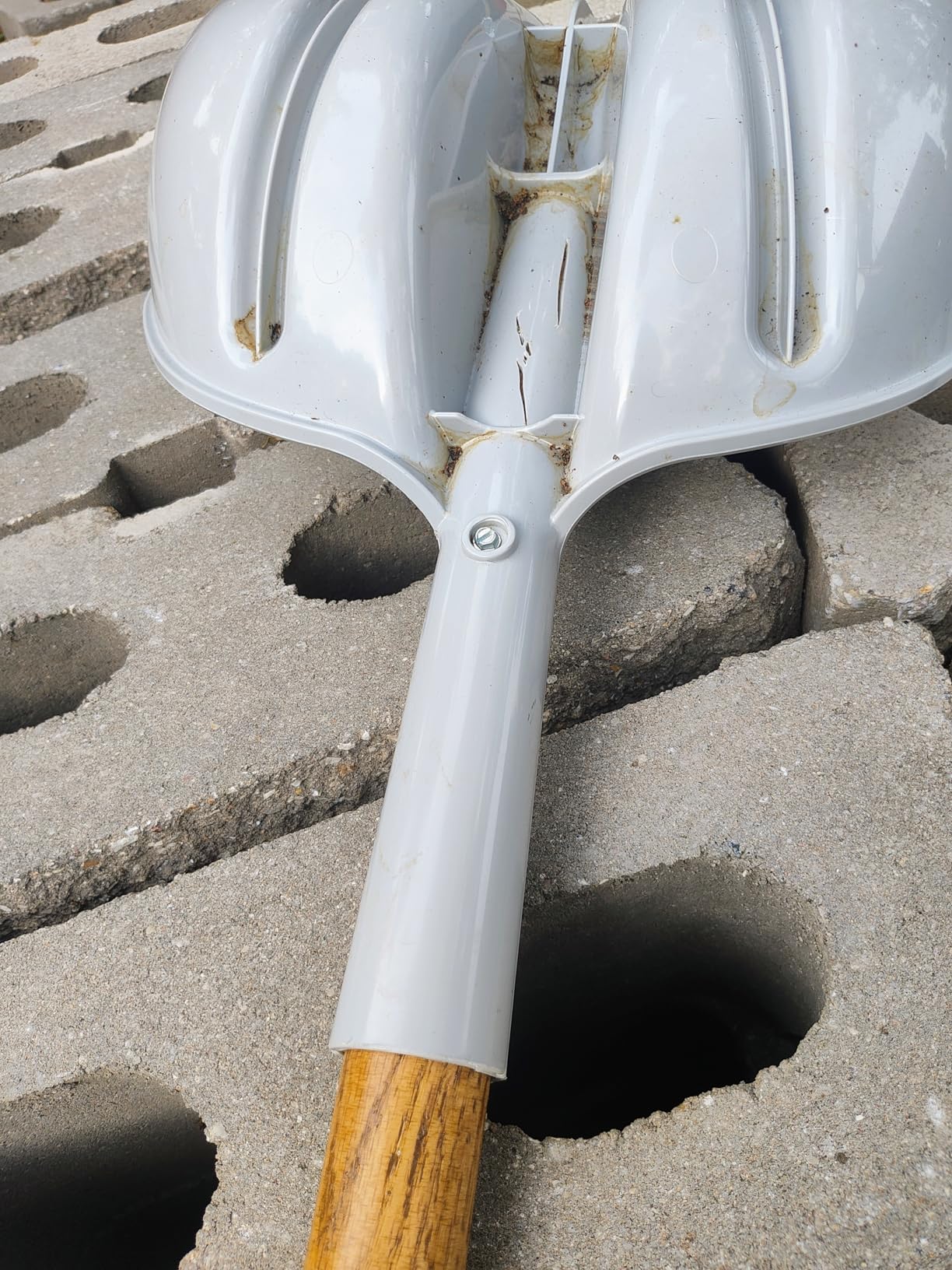 AMES 46-Inch Poly Scoop with Hardwood Handle and Ergonomic D-Grip, Ideal for Garden Care, Landscaping, Moving Shavings or Grain, Farming Tasks, and Heavy-Duty Yard Work - Customer Photo 2