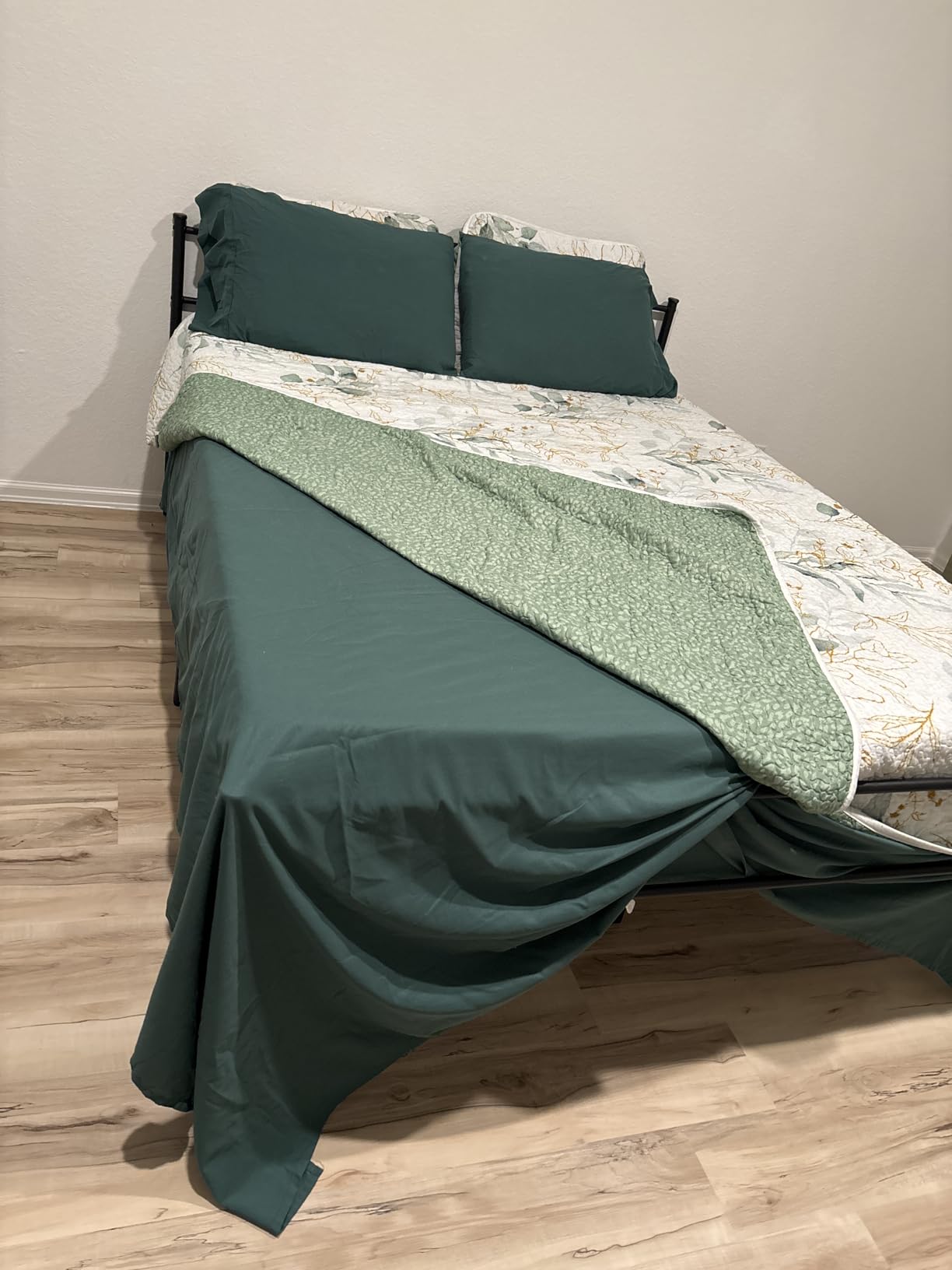 Amazon Basics Lightweight Super Soft Breathable Brushed Microfiber 4 Piece Bed Sheet Set with 14-Inch Deep Pockets, Wrinkle Resistant, Queen, Navy Blue, Solid Customer Review Amazon Basics Lightweight Super Soft Breathable Brushed Microfiber 4 Piece Bed Sheet Set with 14-Inch Deep Pockets, Wrinkle Resistant, Queen, Navy Blue, Solid - Customer Photo 2