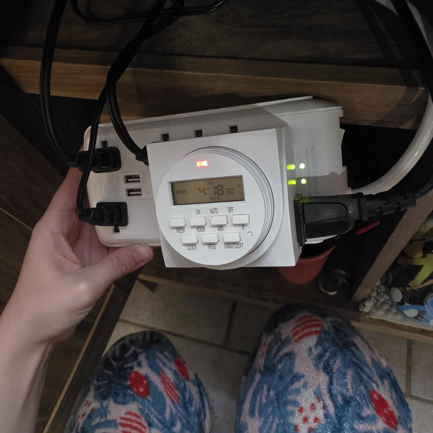 CyberPower CSP806U Professional Surge Protector, 3000J/125V, 15A, 8 Outlets, 2 USB Charging Ports, 6 Foot Cord, White - Customer Photo 1