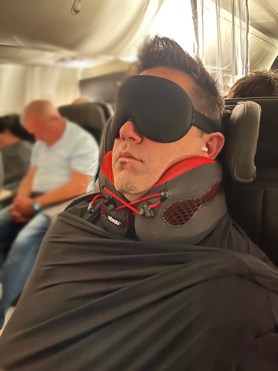 Cabeau Long Haul Flight Cooling Travel Neck Pillow – Evolution Cool – Supportive Memory Foam with Airflow Vents – Compact with Carrying Case (Black) Customer Review Cabeau Long Haul Flight Cooling Travel Neck Pillow – Evolution Cool – Supportive Memory Foam with Airflow Vents – Compact with Carrying Case (Black) - Customer Photo 1